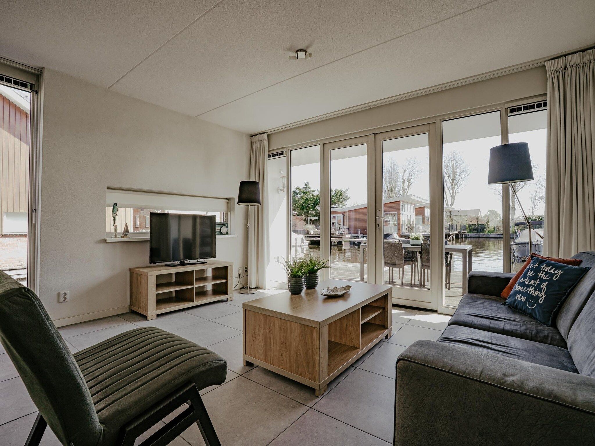 De woonkamer van Waterpark de Meerparel 4 in Uitgeest
