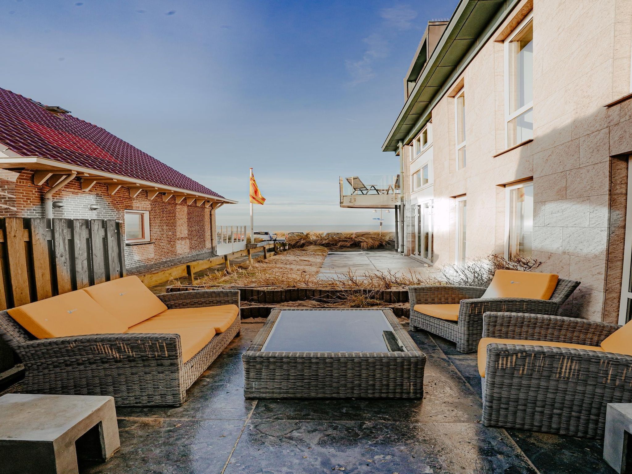 Het terras van De ZeeParel Sea Fish in Egmond aan zee