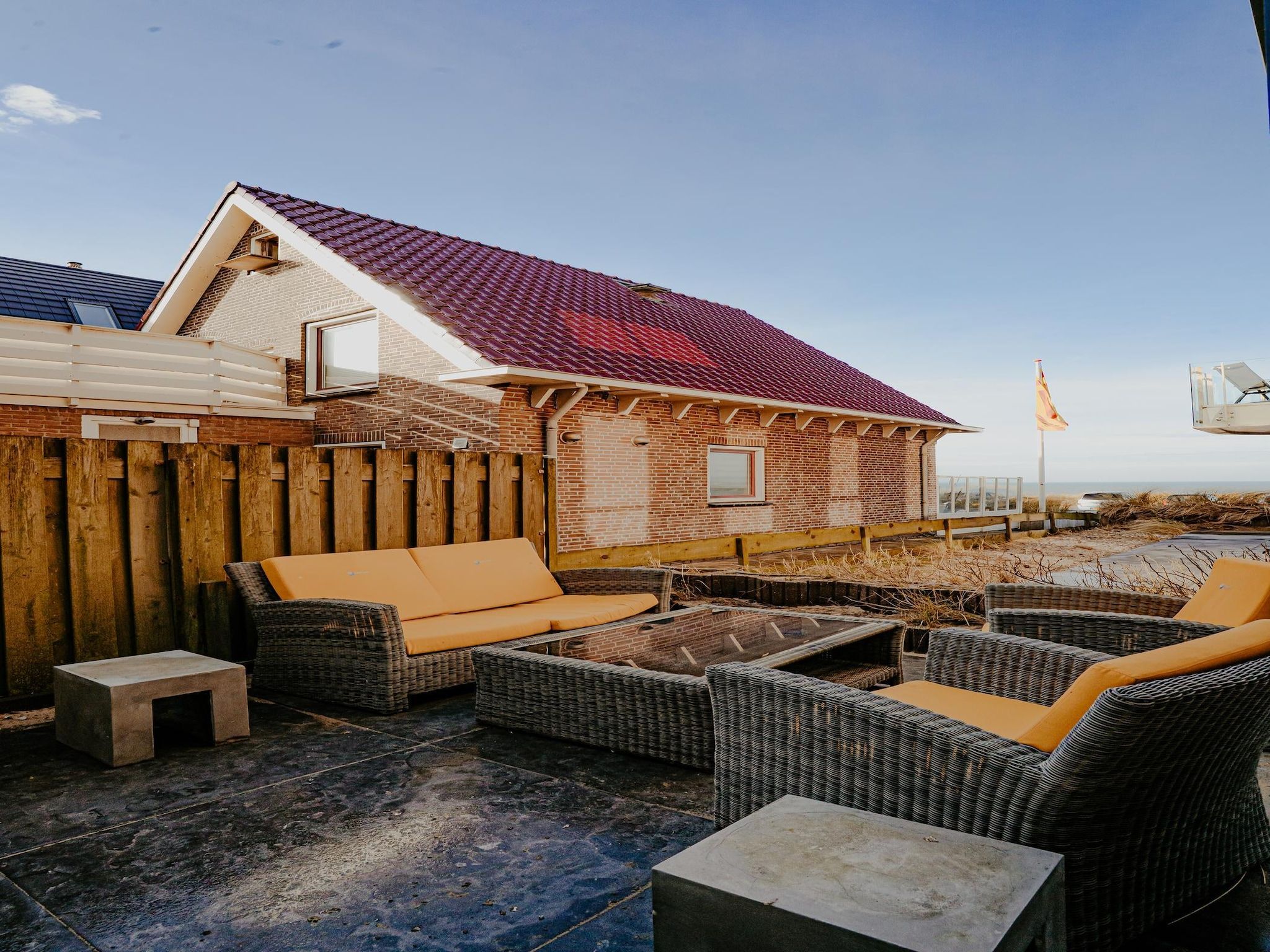 Het terras van De ZeeParel Sea Fish in Egmond aan zee
