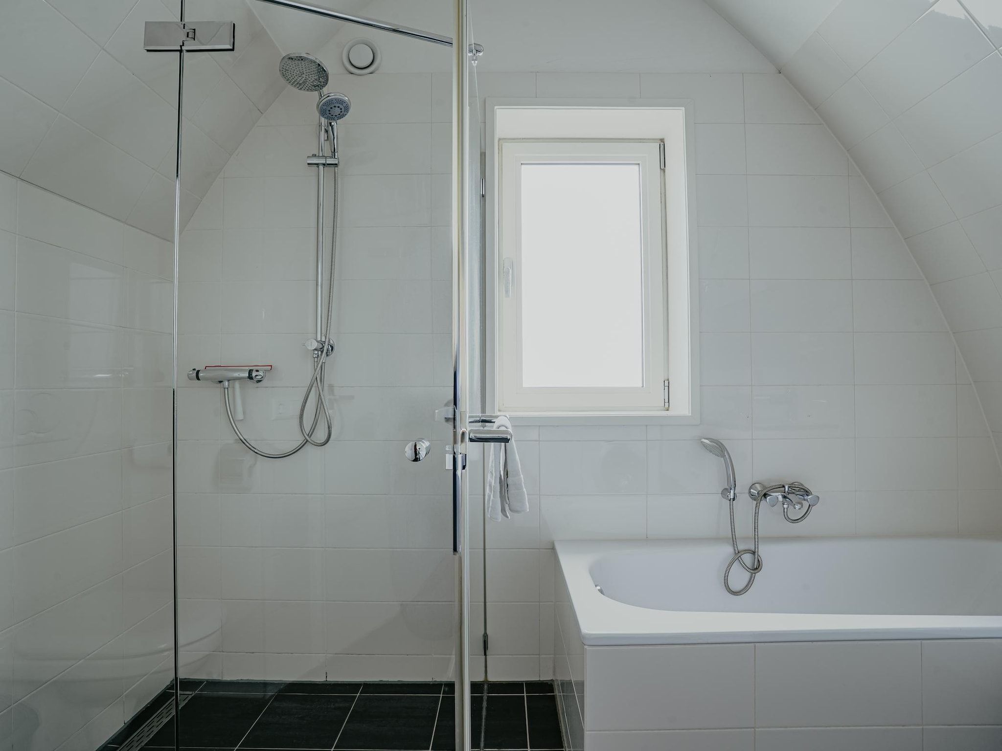 De badkamer van De ZeeParel Sea Fish in Egmond aan zee