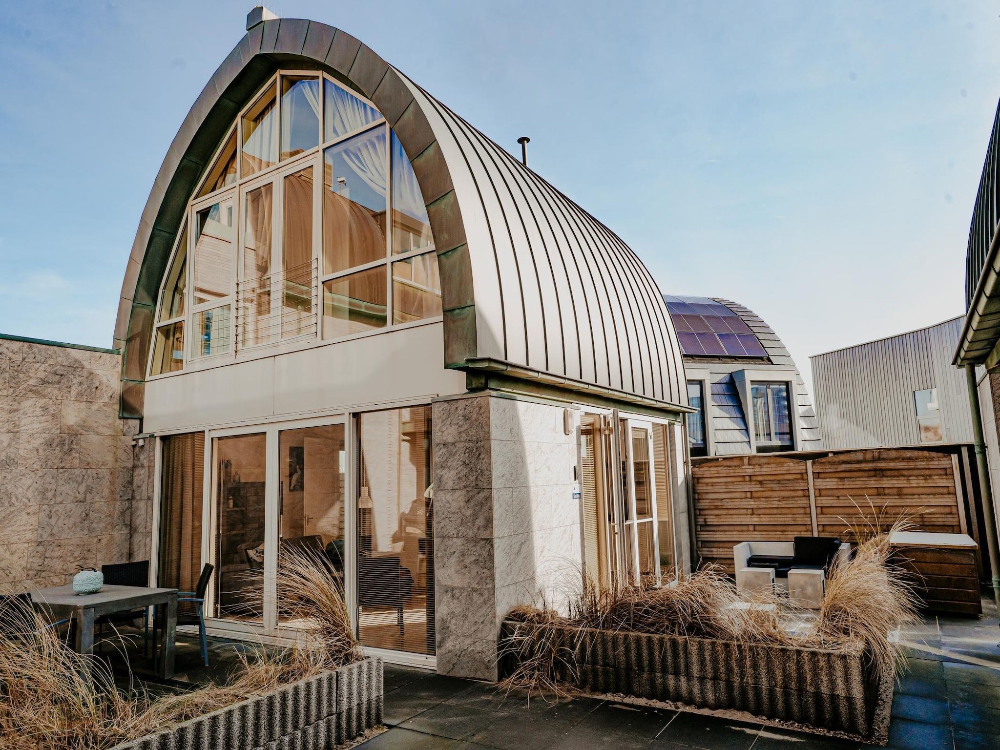 De buitenkant van De ZeeParel Sea Life in Egmond aan zee