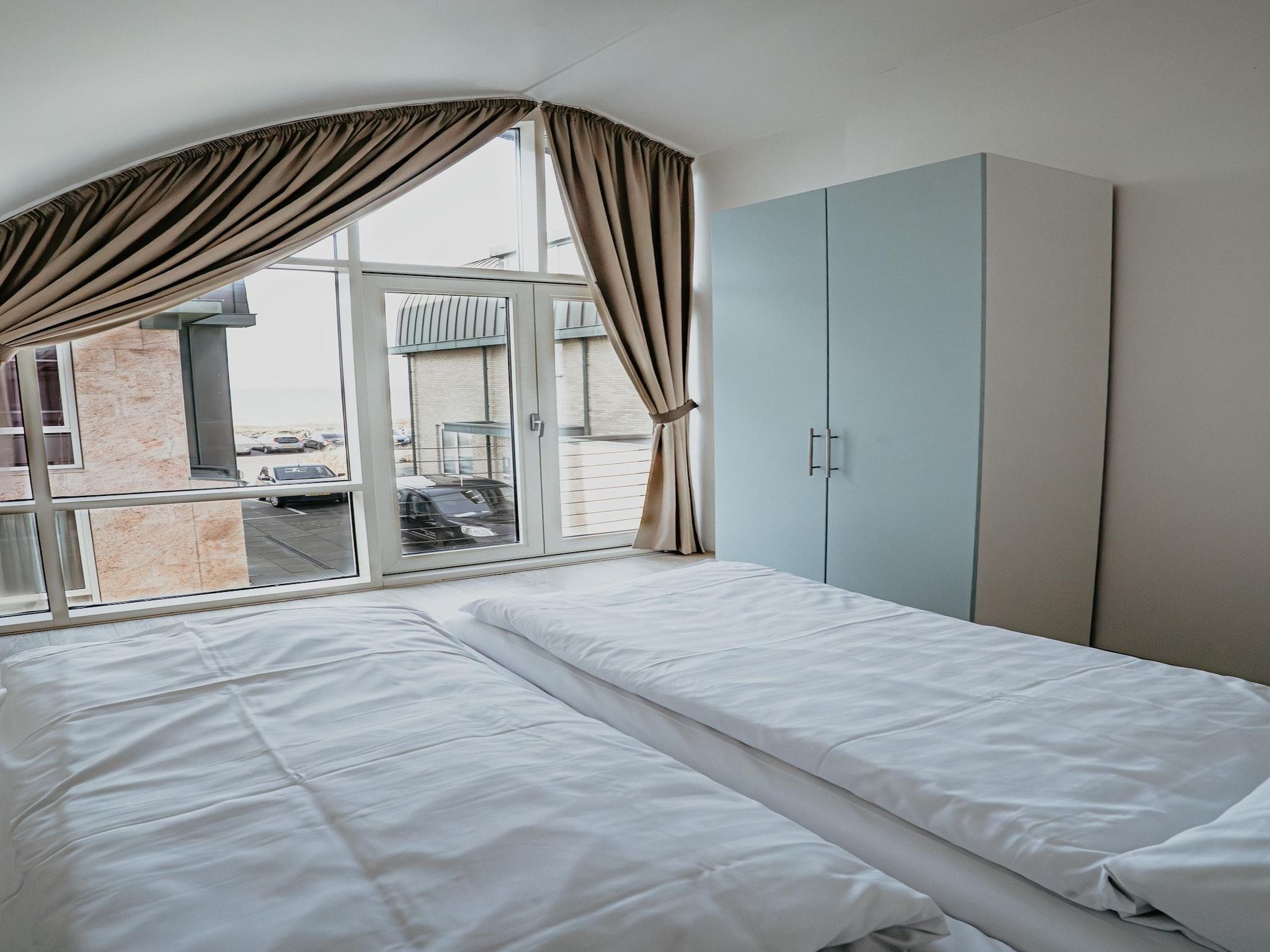 Een slaapkamer van De ZeeParel Sea Life in Egmond aan zee