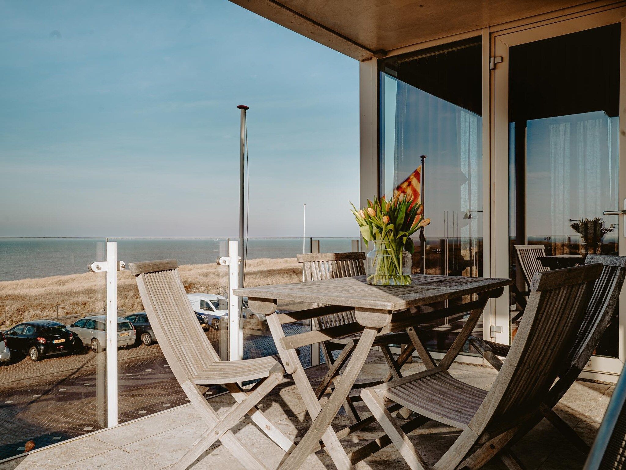Het terras van De ZeeParel Sea Crab in Egmond aan zee