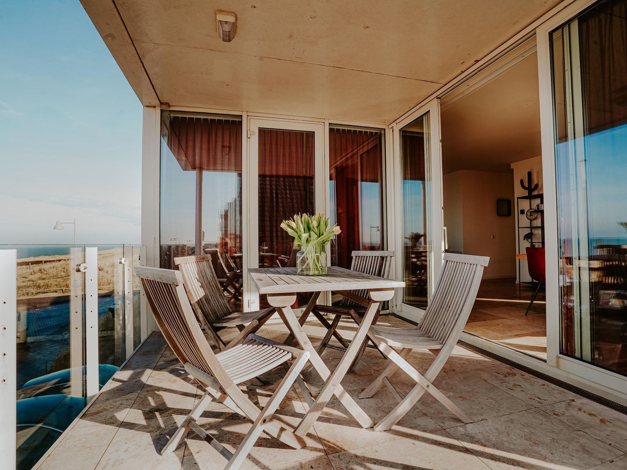 Het terras van De ZeeParel Sea Crab in Egmond aan zee