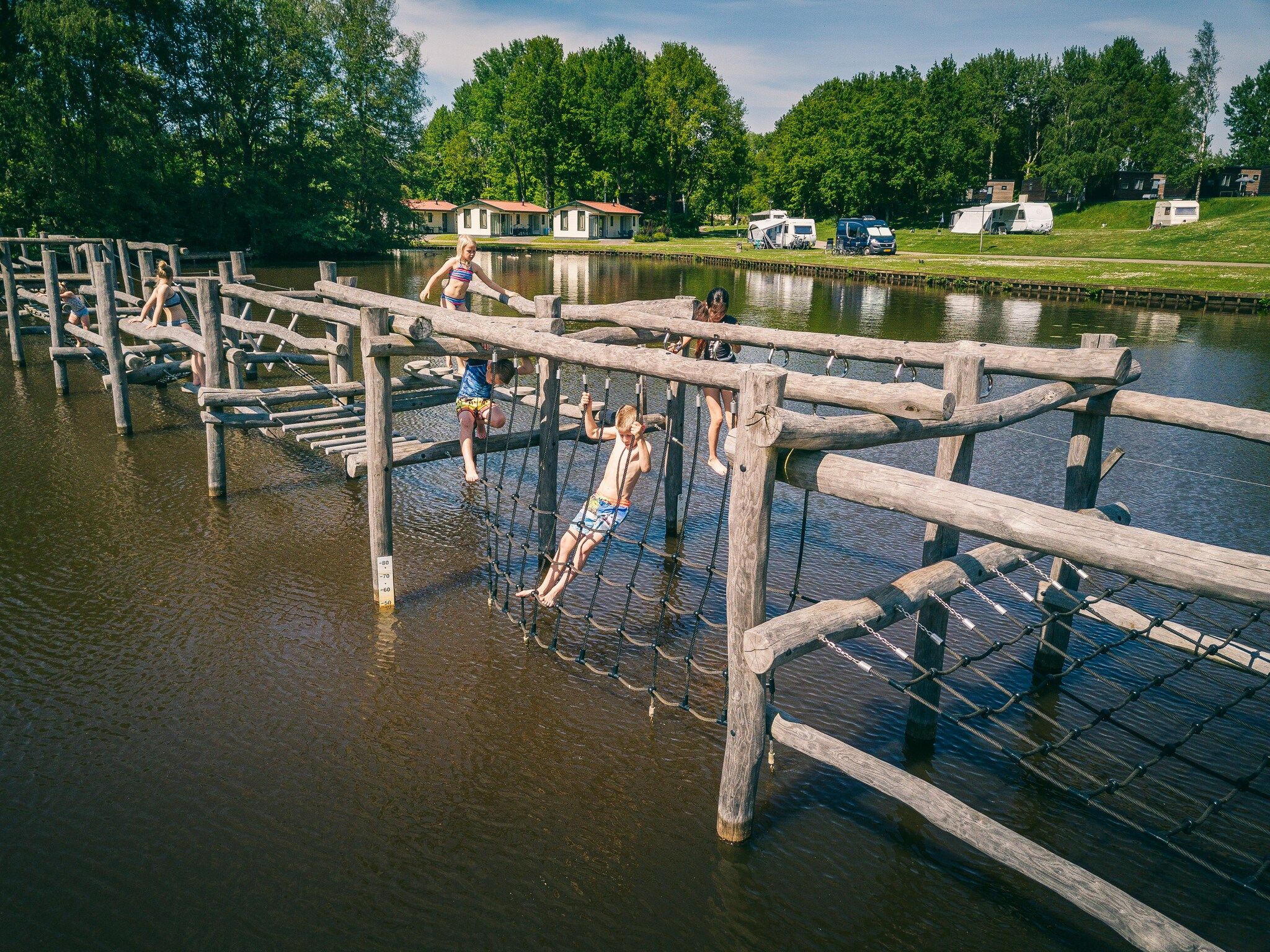 Parkfaciliteiten bij Hunzepark 9 in Gasselternijveen