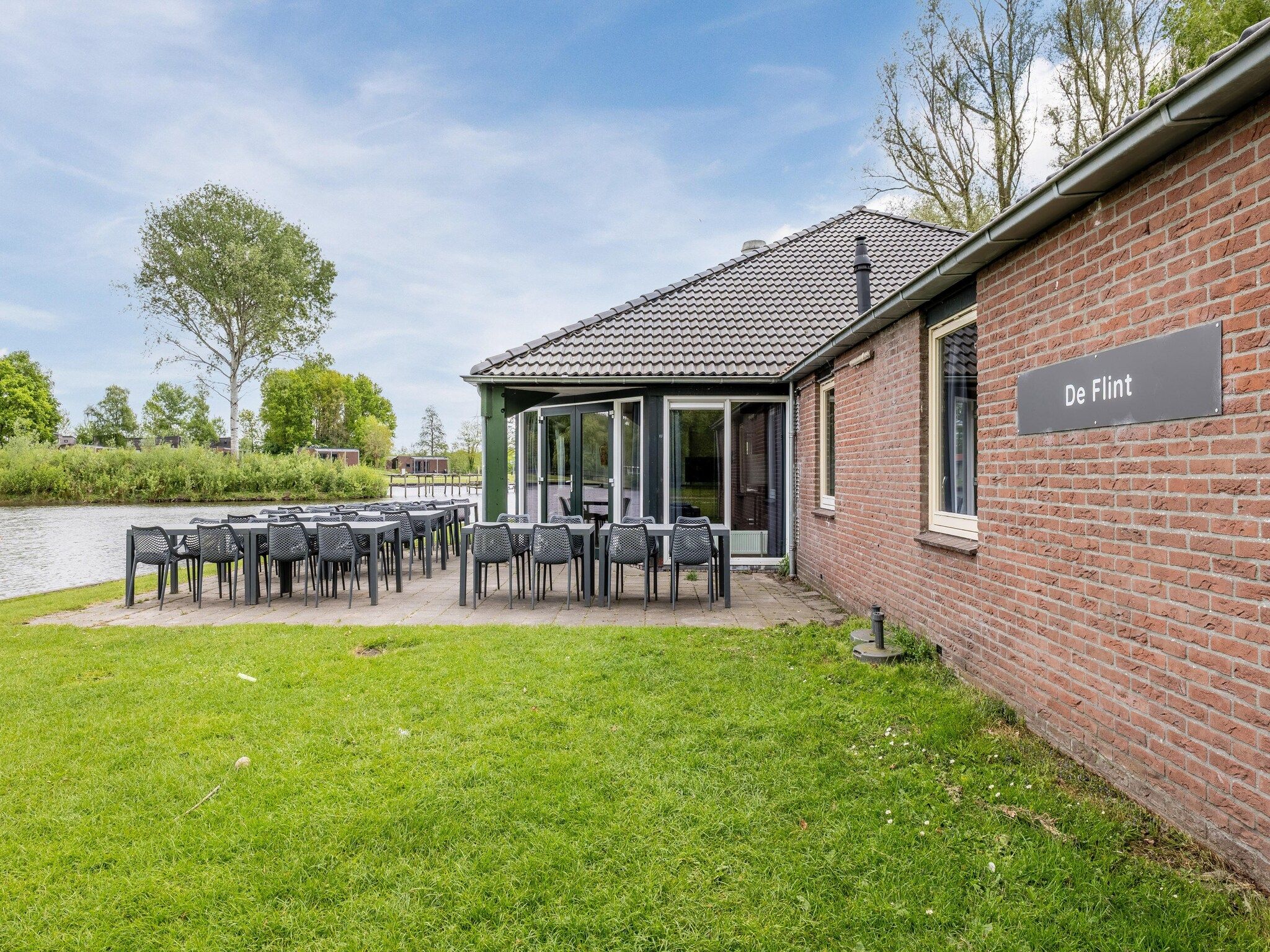 Het terras van Hunzepark 9 in Gasselternijveen