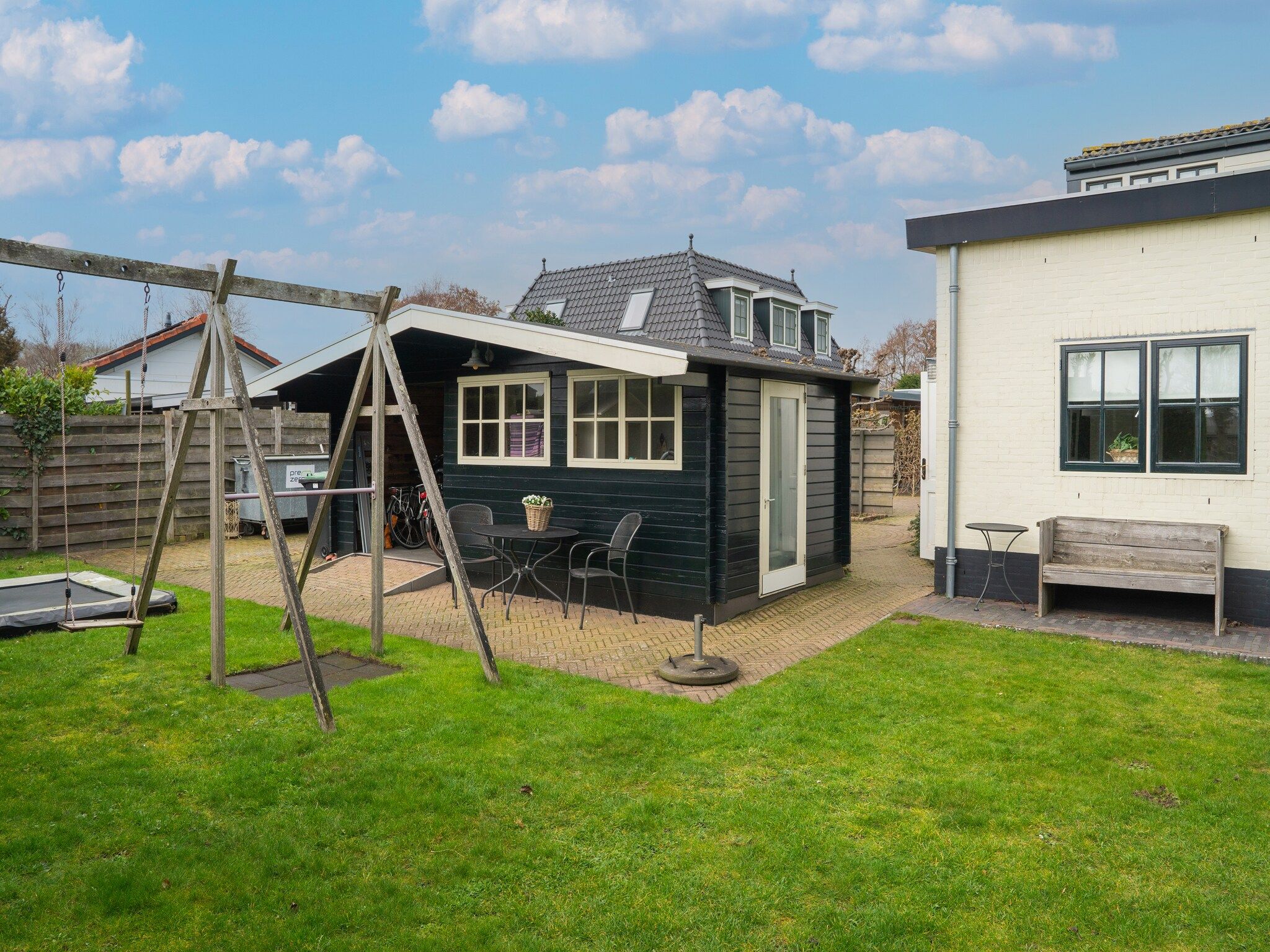 De buitenkant van Naast het Bollenveld in Egmond-Binnen