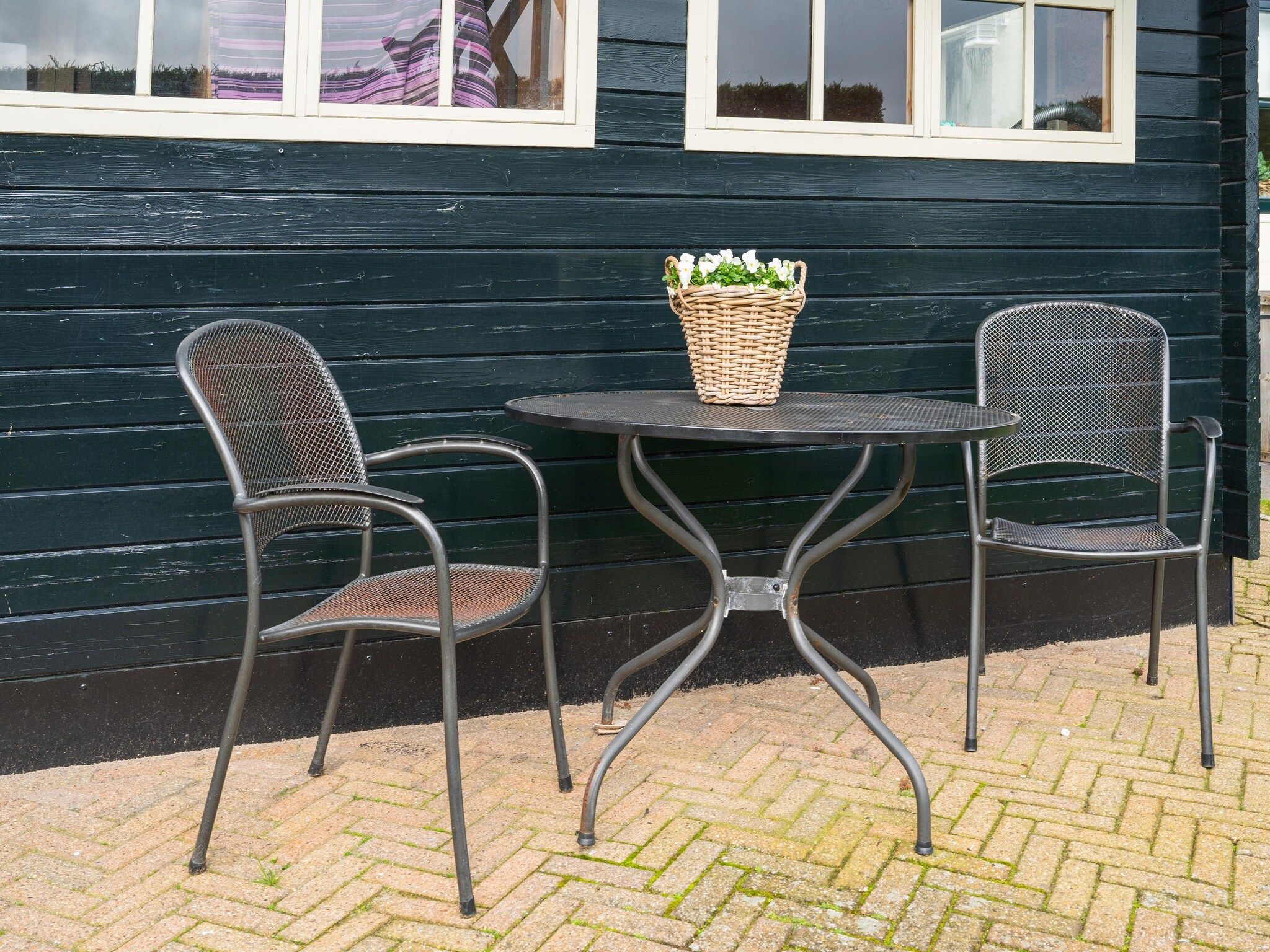 Het terras van Naast het Bollenveld in Egmond-Binnen
