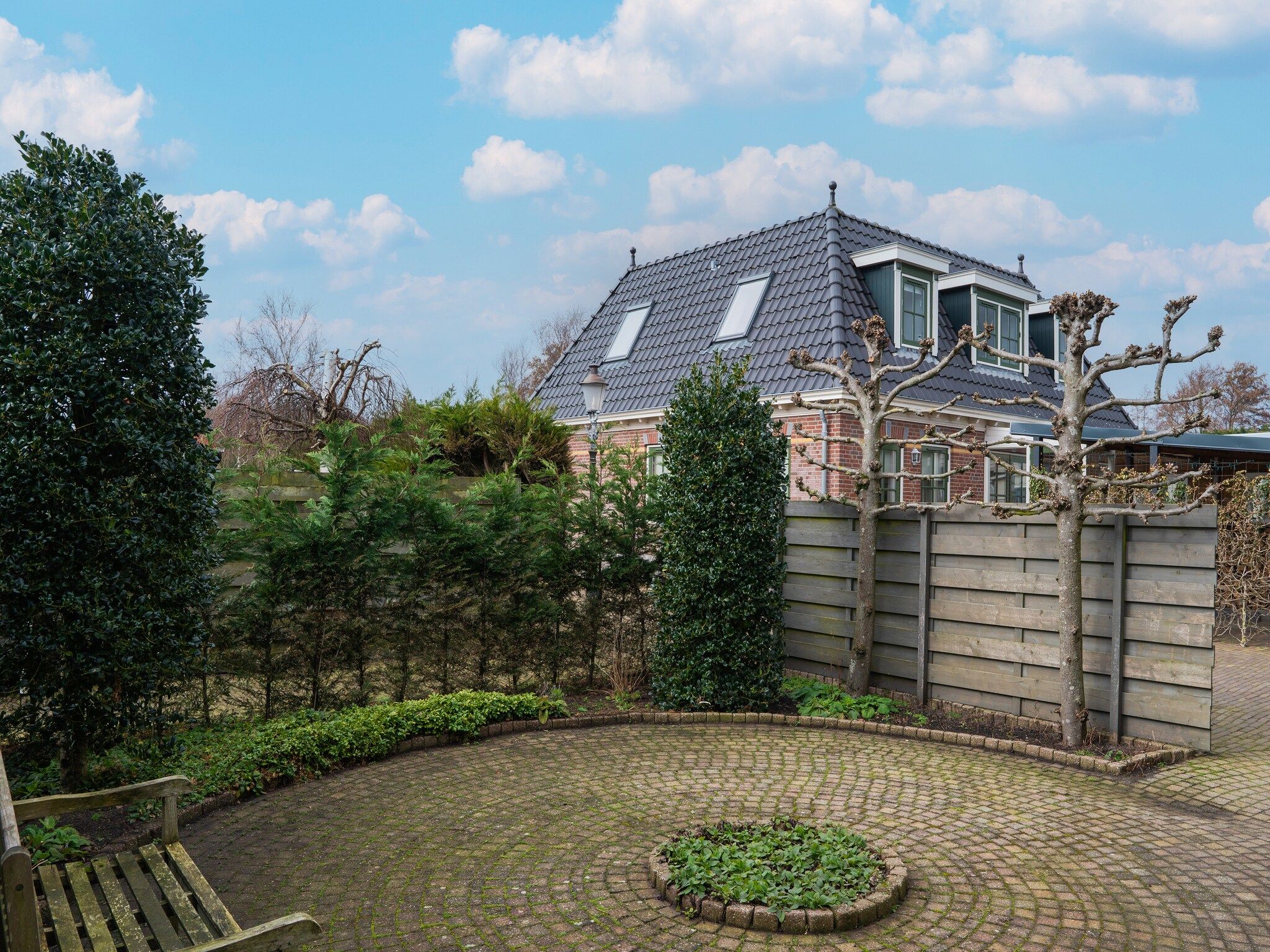 De buitenkant van Naast het Bollenveld in Egmond-Binnen