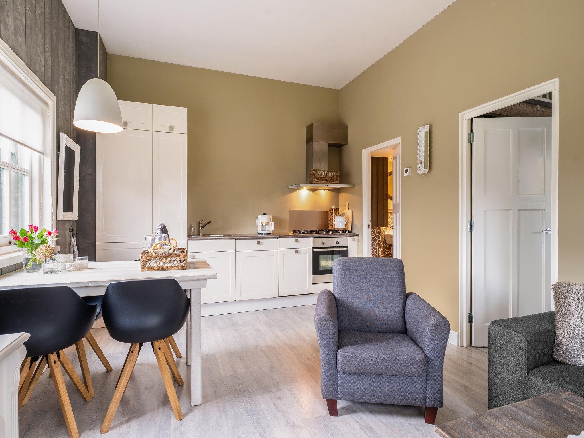 De eetkamer van Naast het Bollenveld in Egmond-Binnen