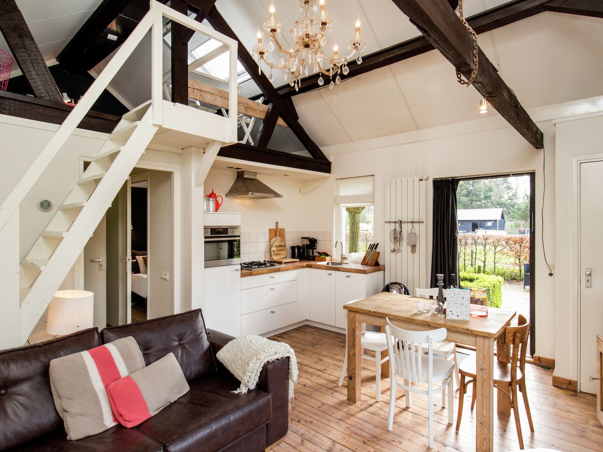 De eetkamer van Dorpswoning Het Knusse in Leende