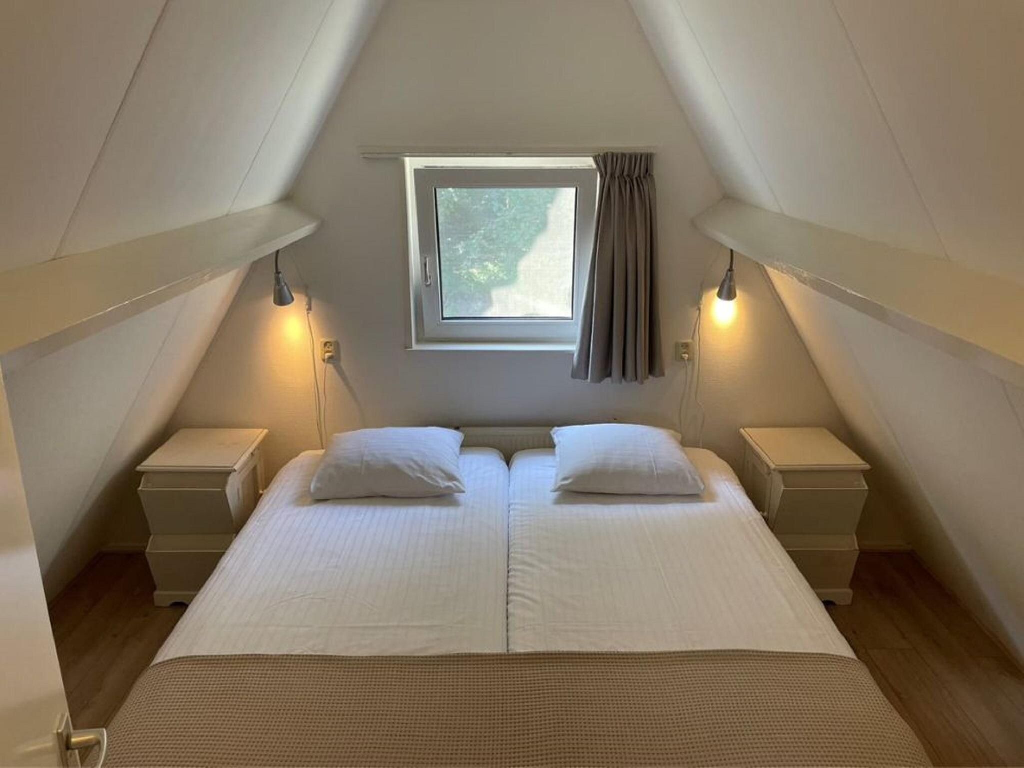 Een slaapkamer van Landgoed Eysinga State 4 in Sint Nicolaasga