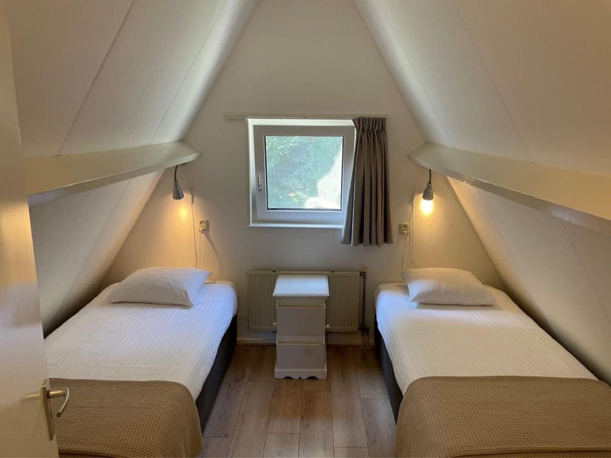 Een slaapkamer van Landgoed Eysinga State 4 in Sint Nicolaasga