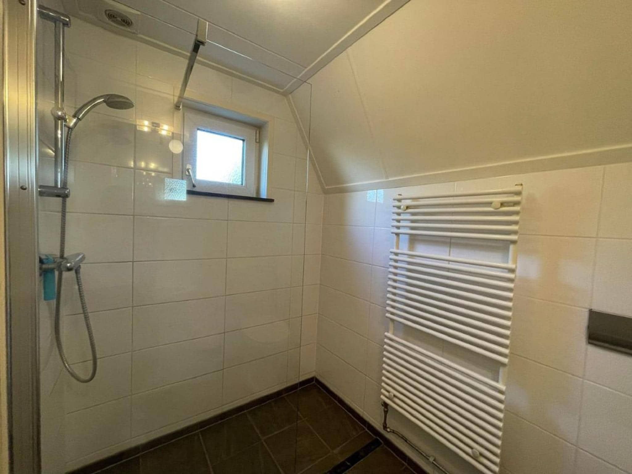 De badkamer van Landgoed Eysinga State 4 in Sint Nicolaasga