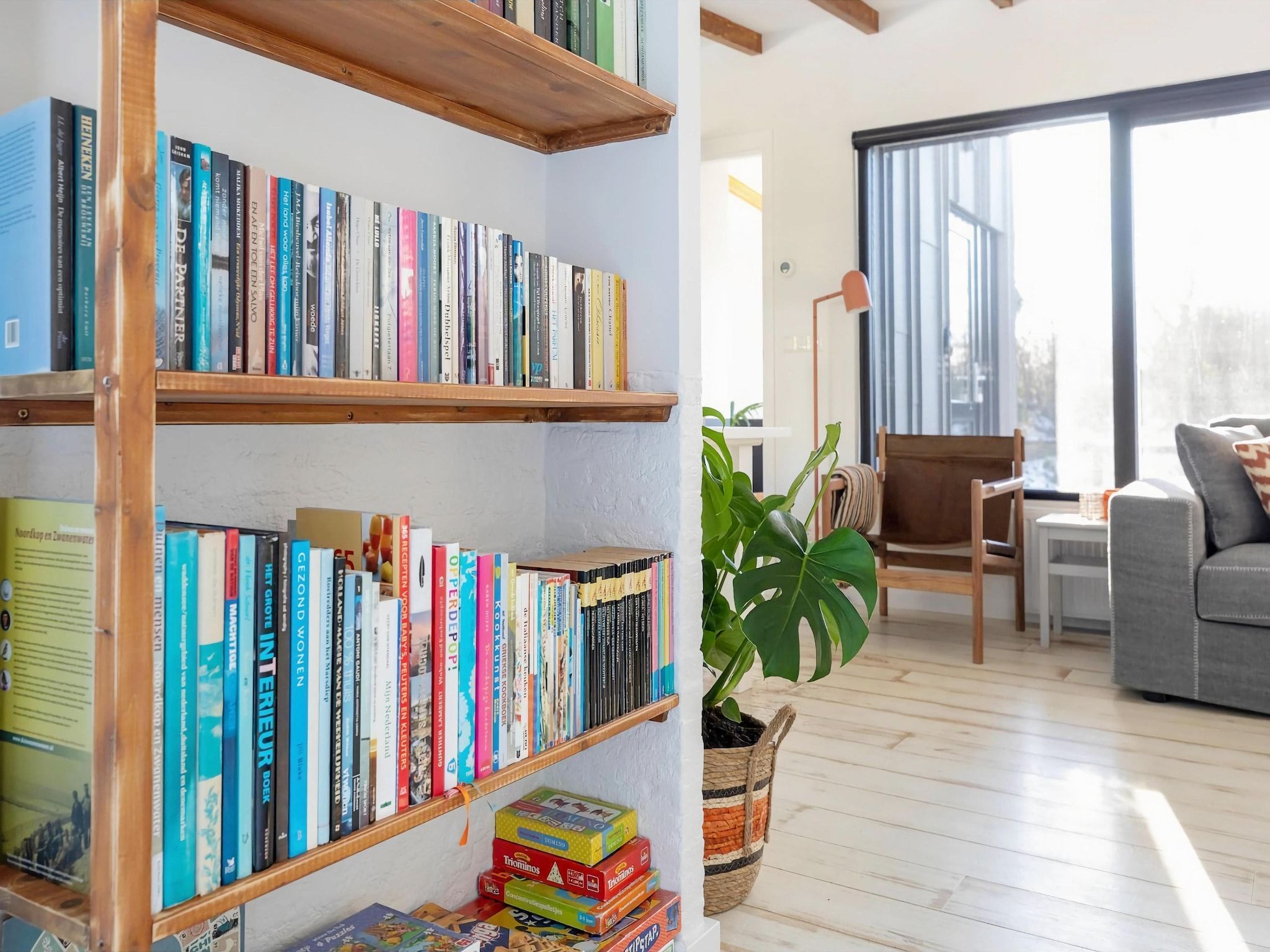De woonkamer van de Biotoop in Callantsoog