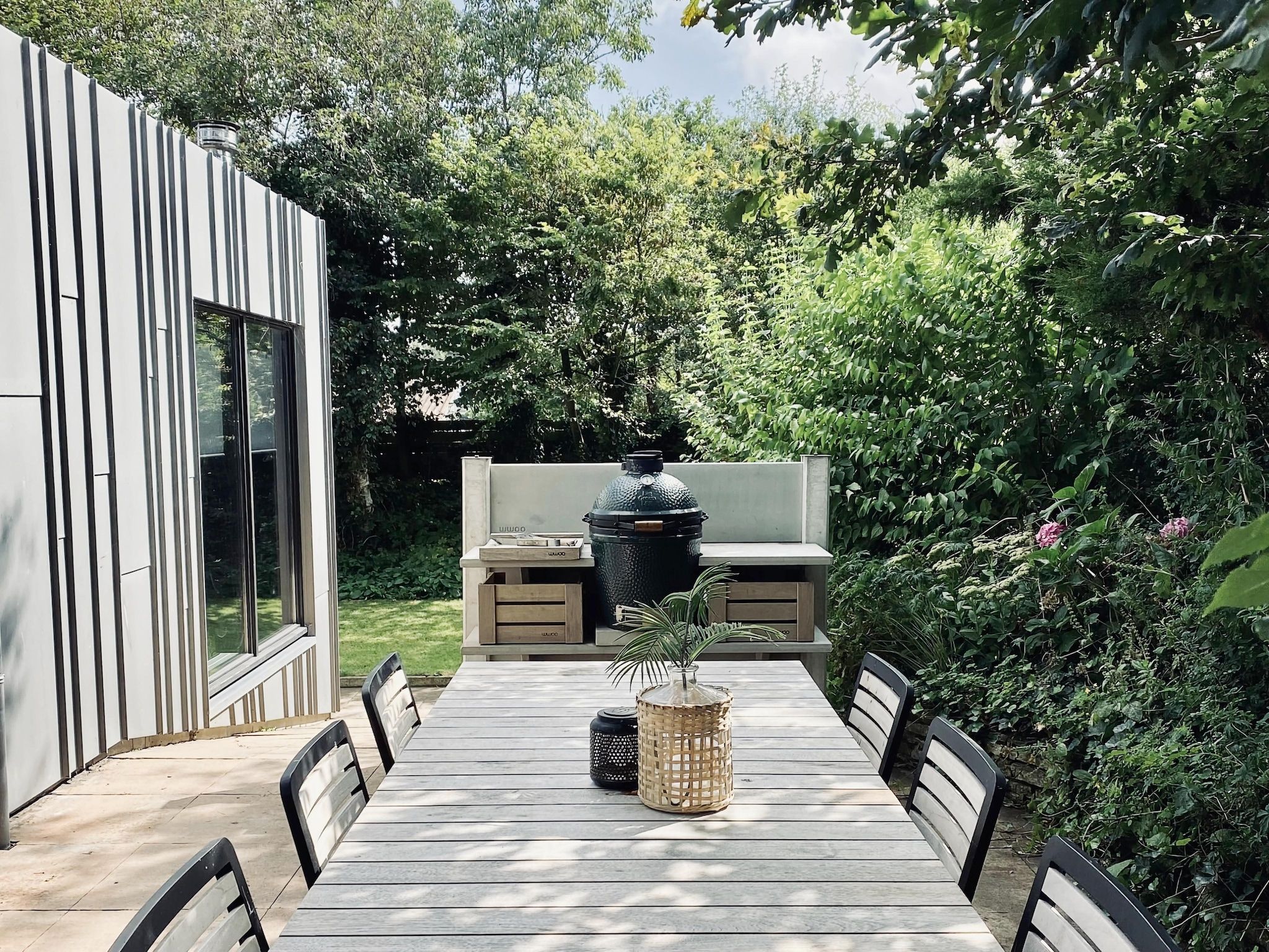 Het terras van de Biotoop in Callantsoog