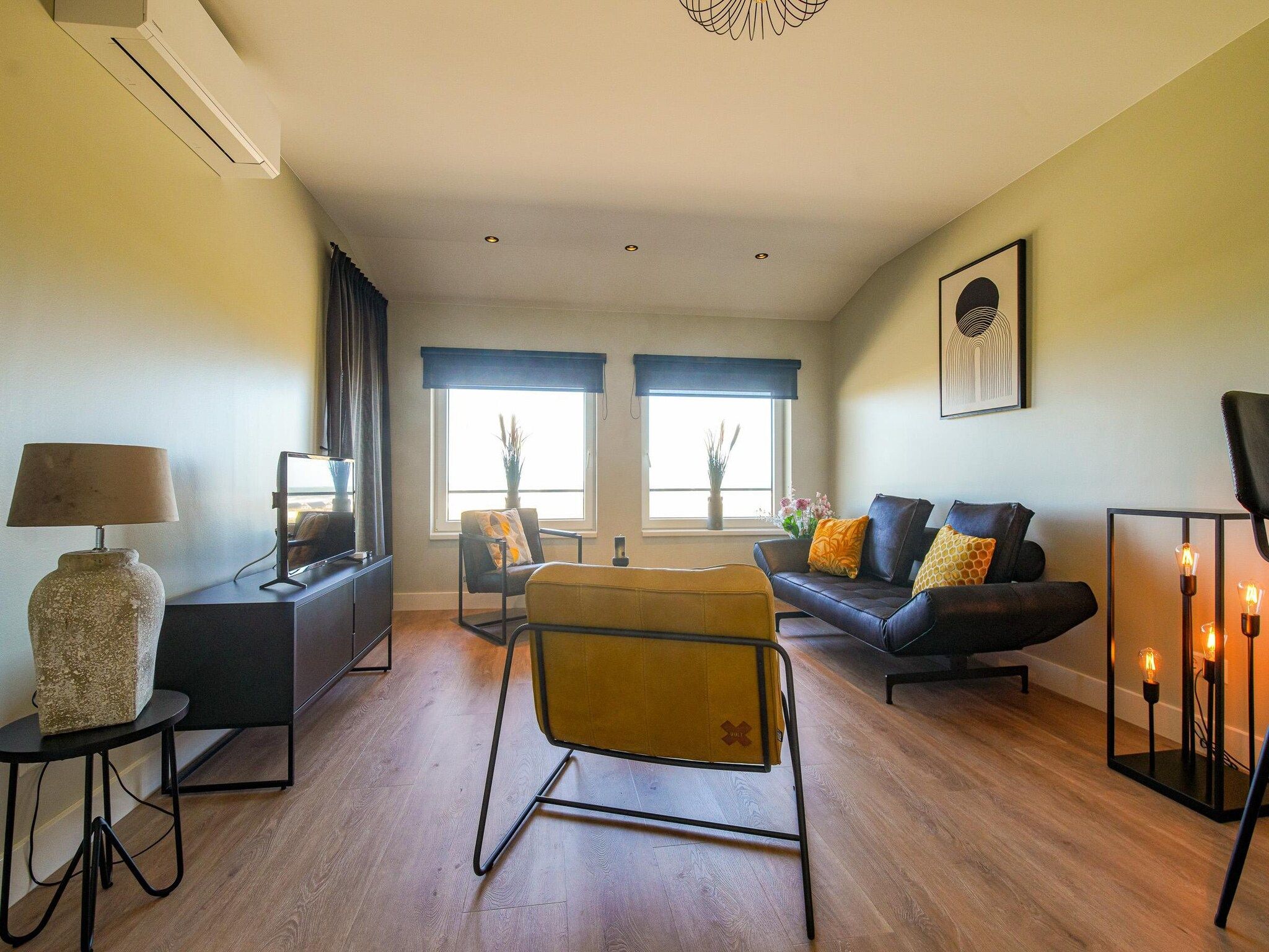 De woonkamer van Ziezee in Katwijk