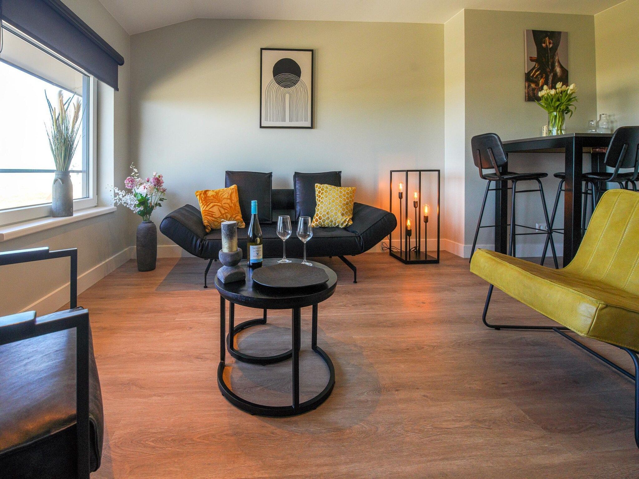 De woonkamer van Ziezee in Katwijk