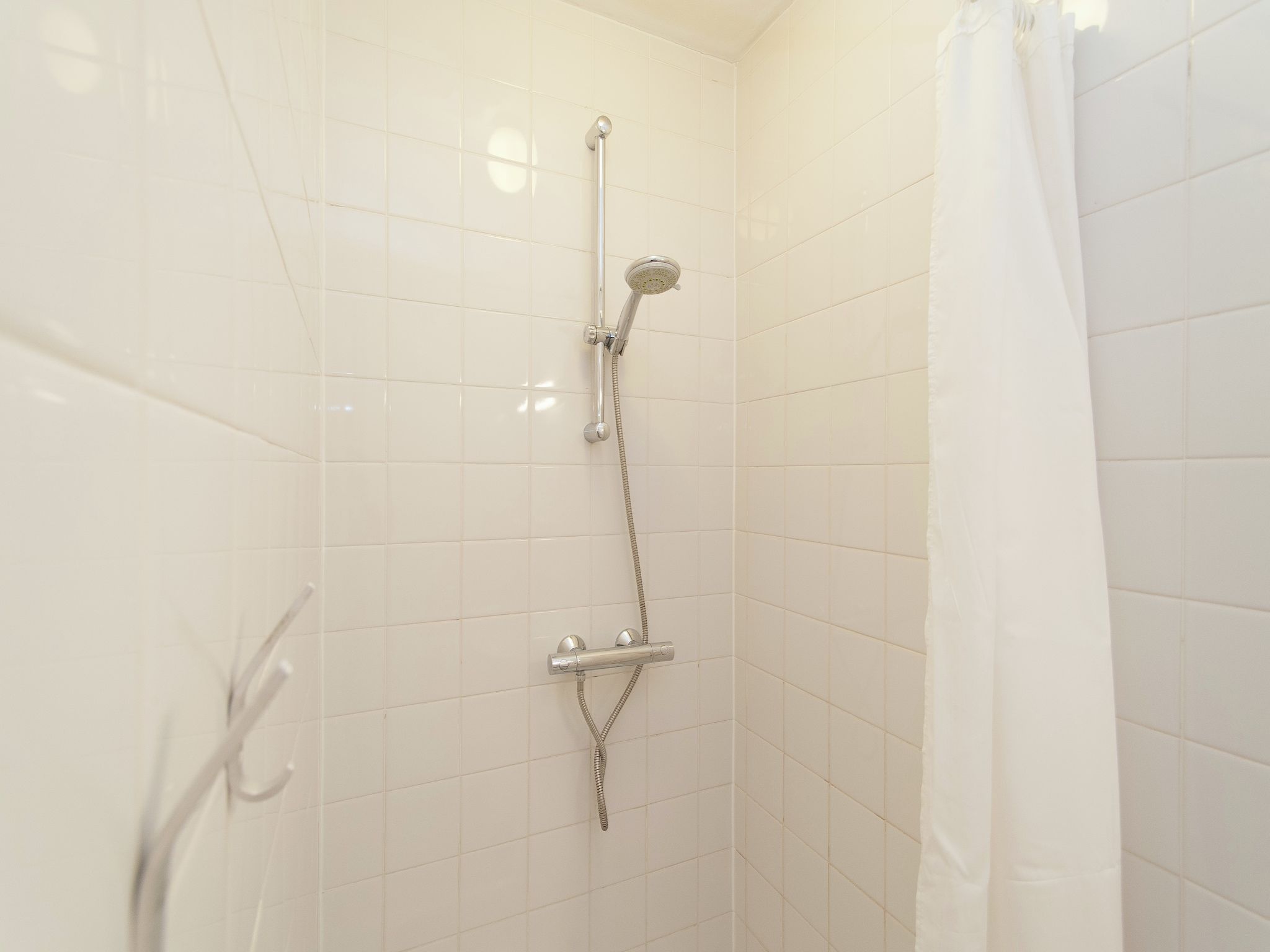 De badkamer van Huize Glory Parel in Bergen aan zee