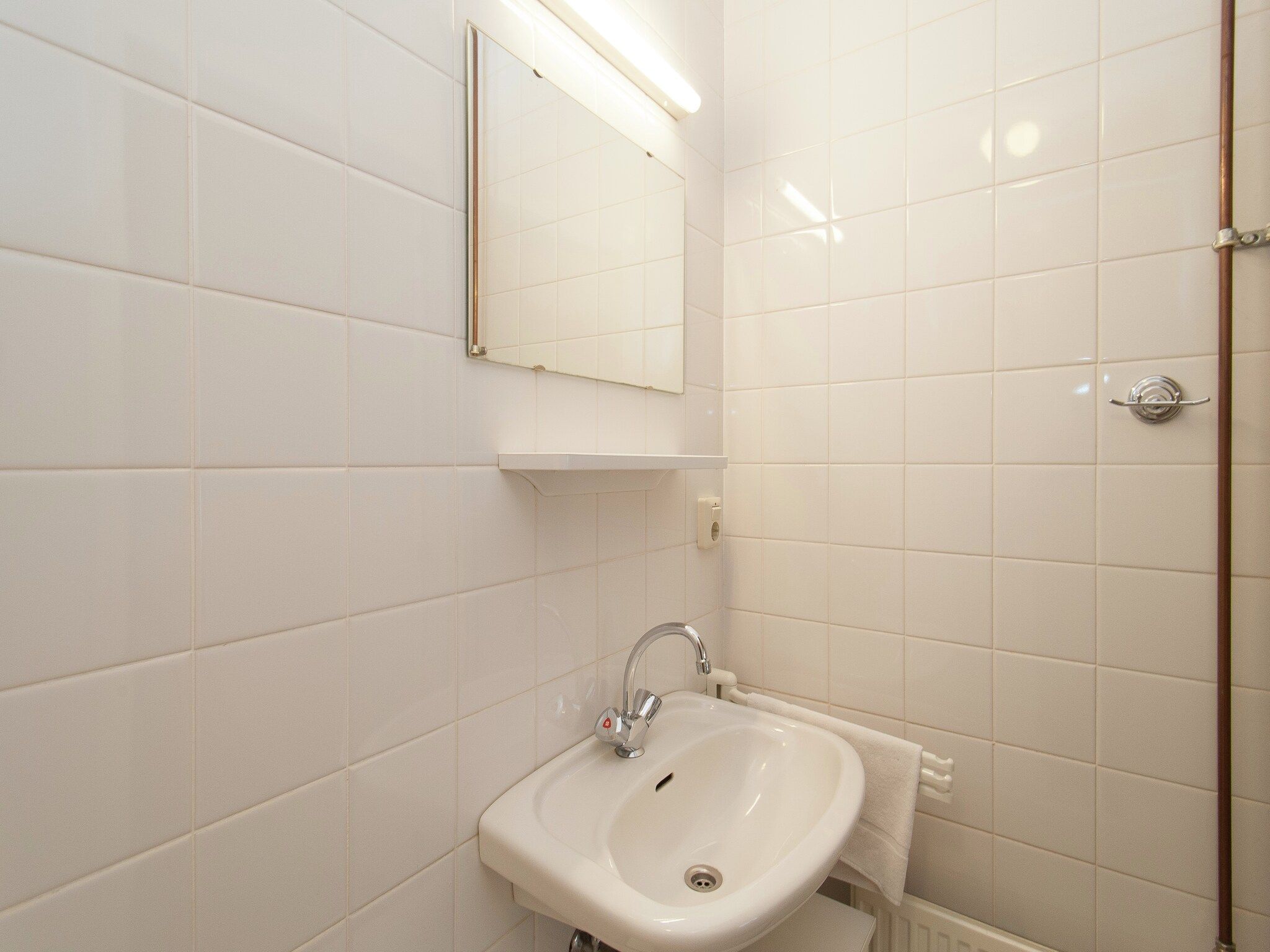 De badkamer van Huize Glory Parel in Bergen aan zee