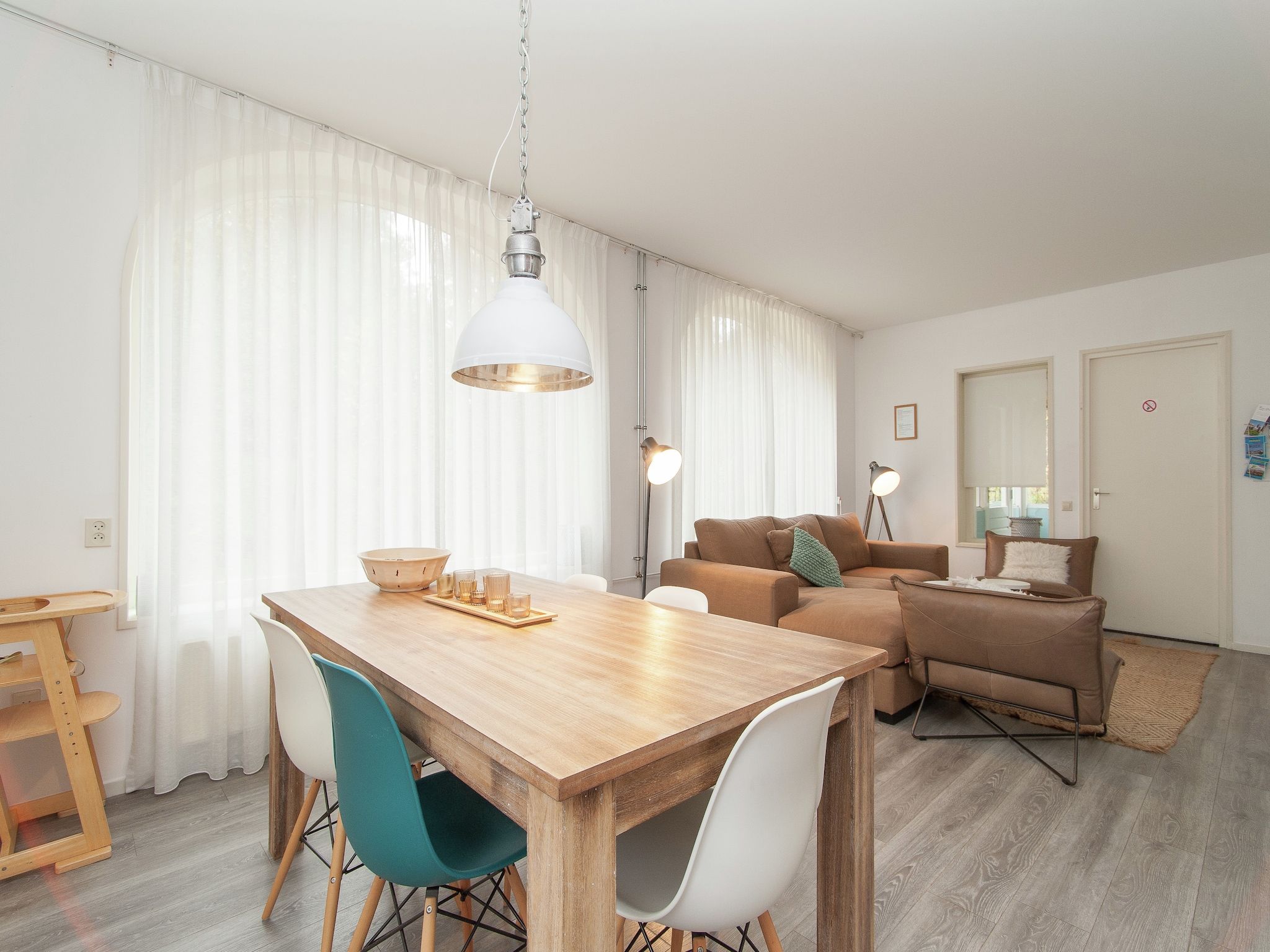 De eetkamer van Huize Glory Parel in Bergen aan zee