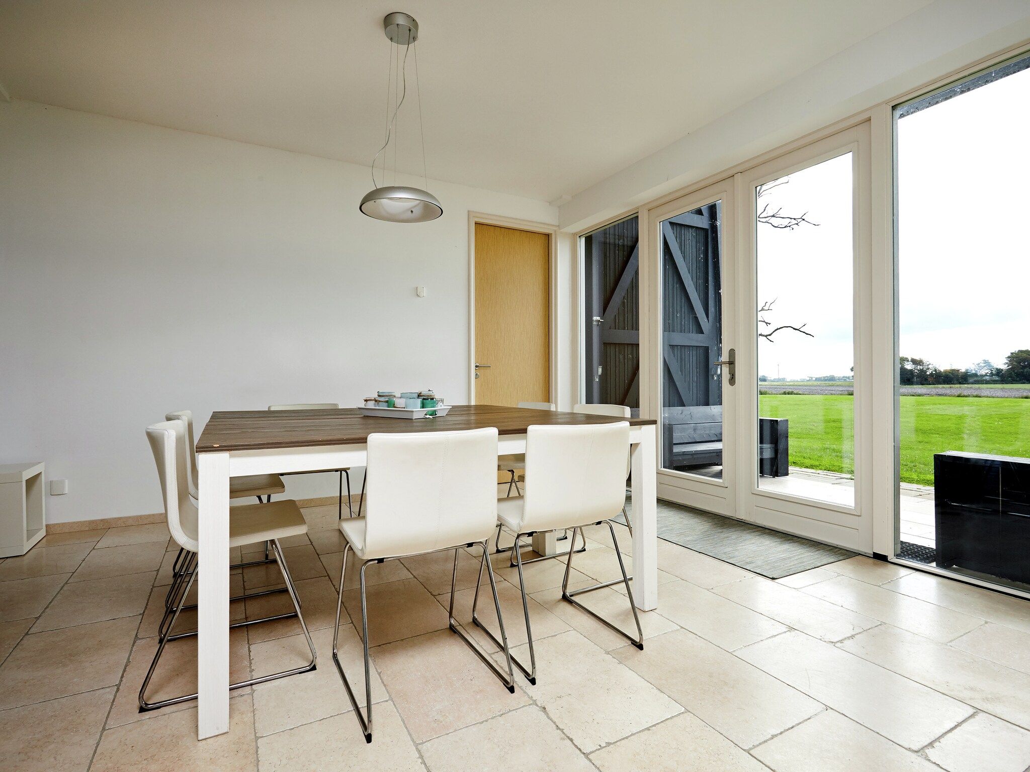 De eetkamer van Landhuis Wad Anders in Wierum