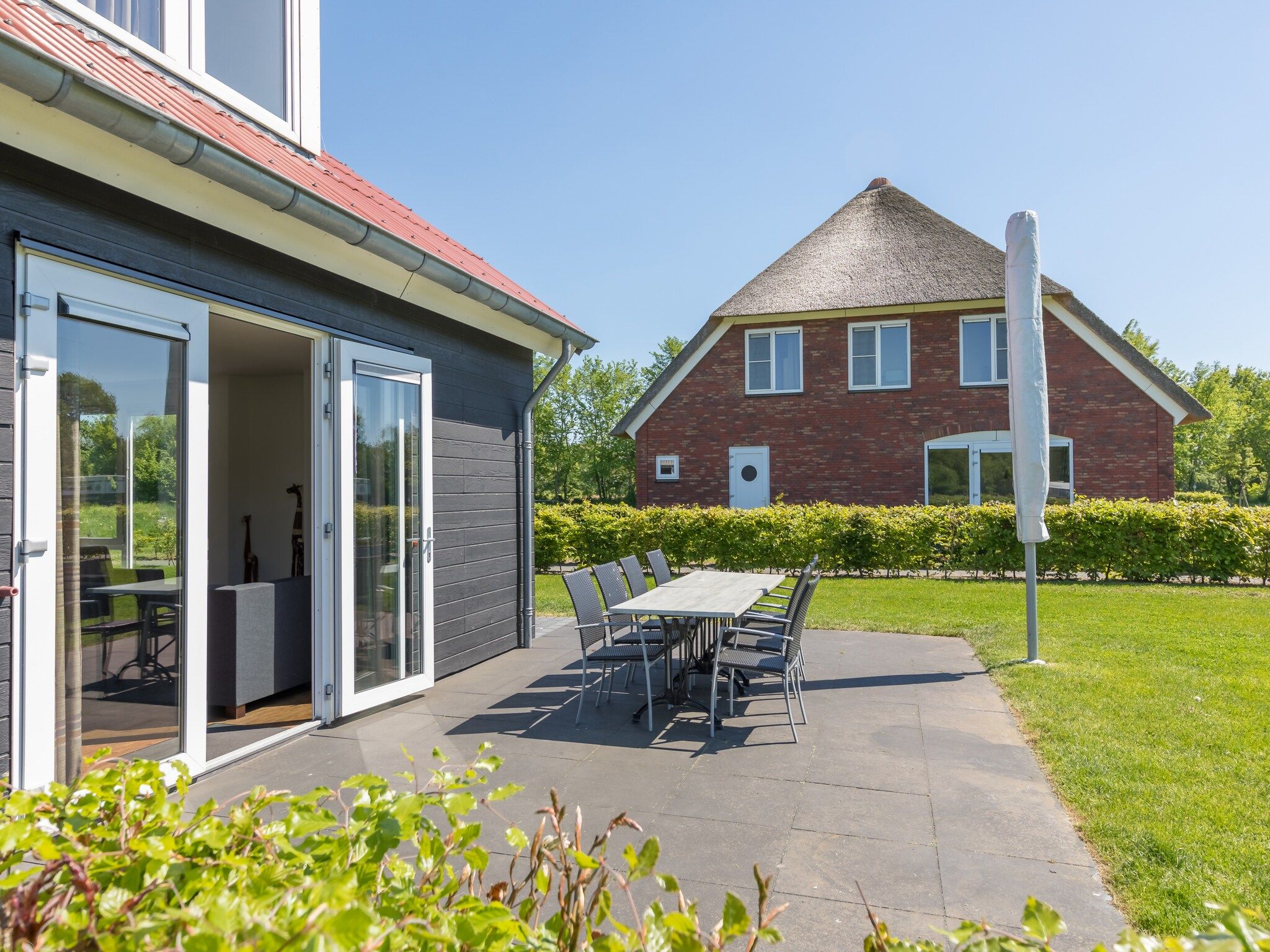 De tuin van Résidence de Weerribben 4 in Paasloo