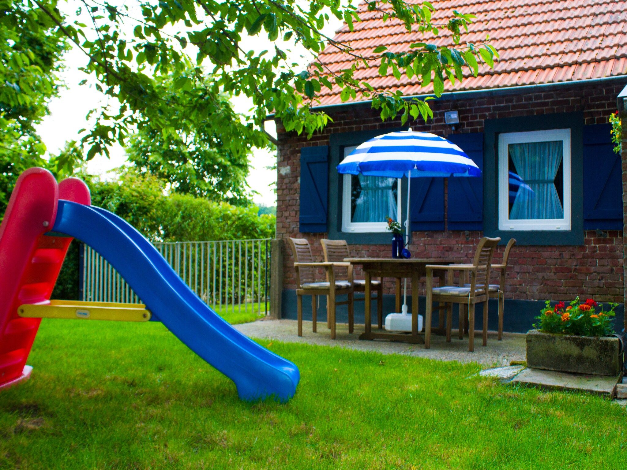 De tuin van Bi-j Moppe Door in Nederweert Eind