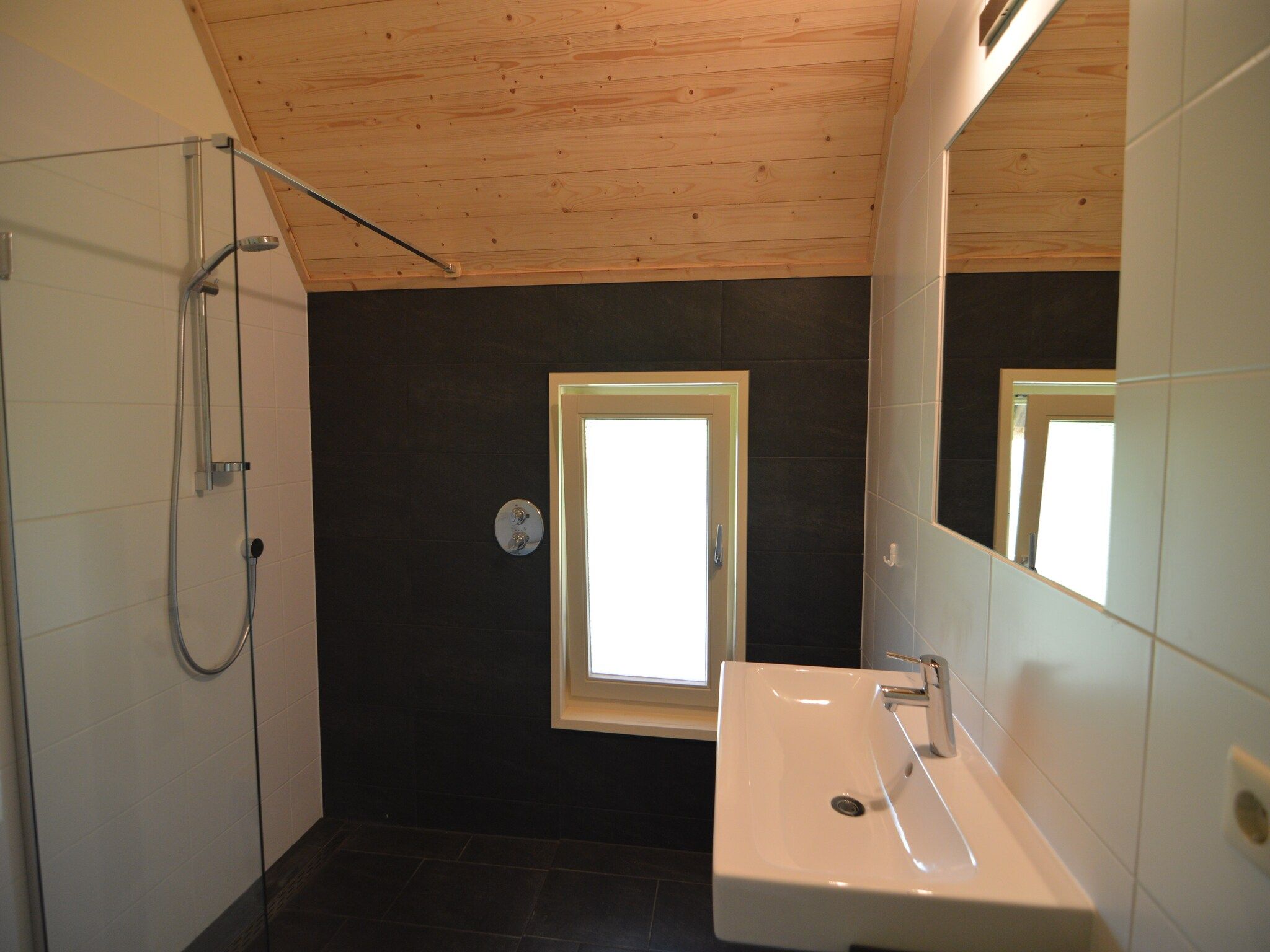 De badkamer van Kabinet & Dekenkist in Geesteren