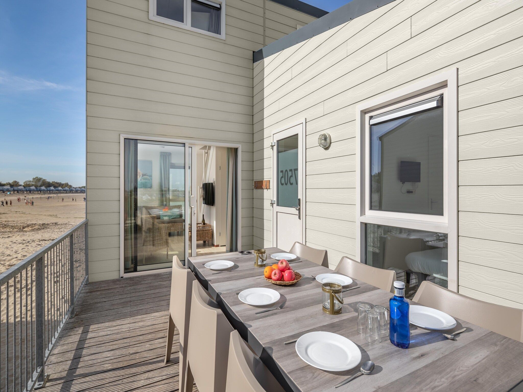 Het terras van Roompot Beach Resort 5 in Kamperland