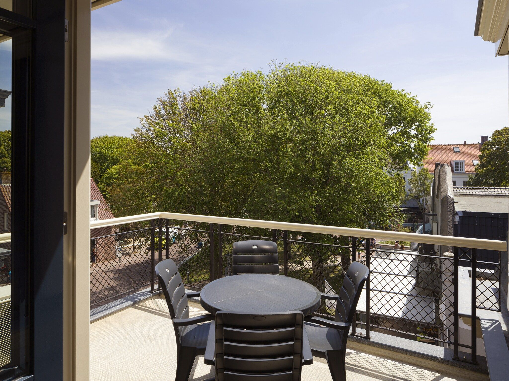 Het terras van Résidence Wijngaerde 3 in Domburg