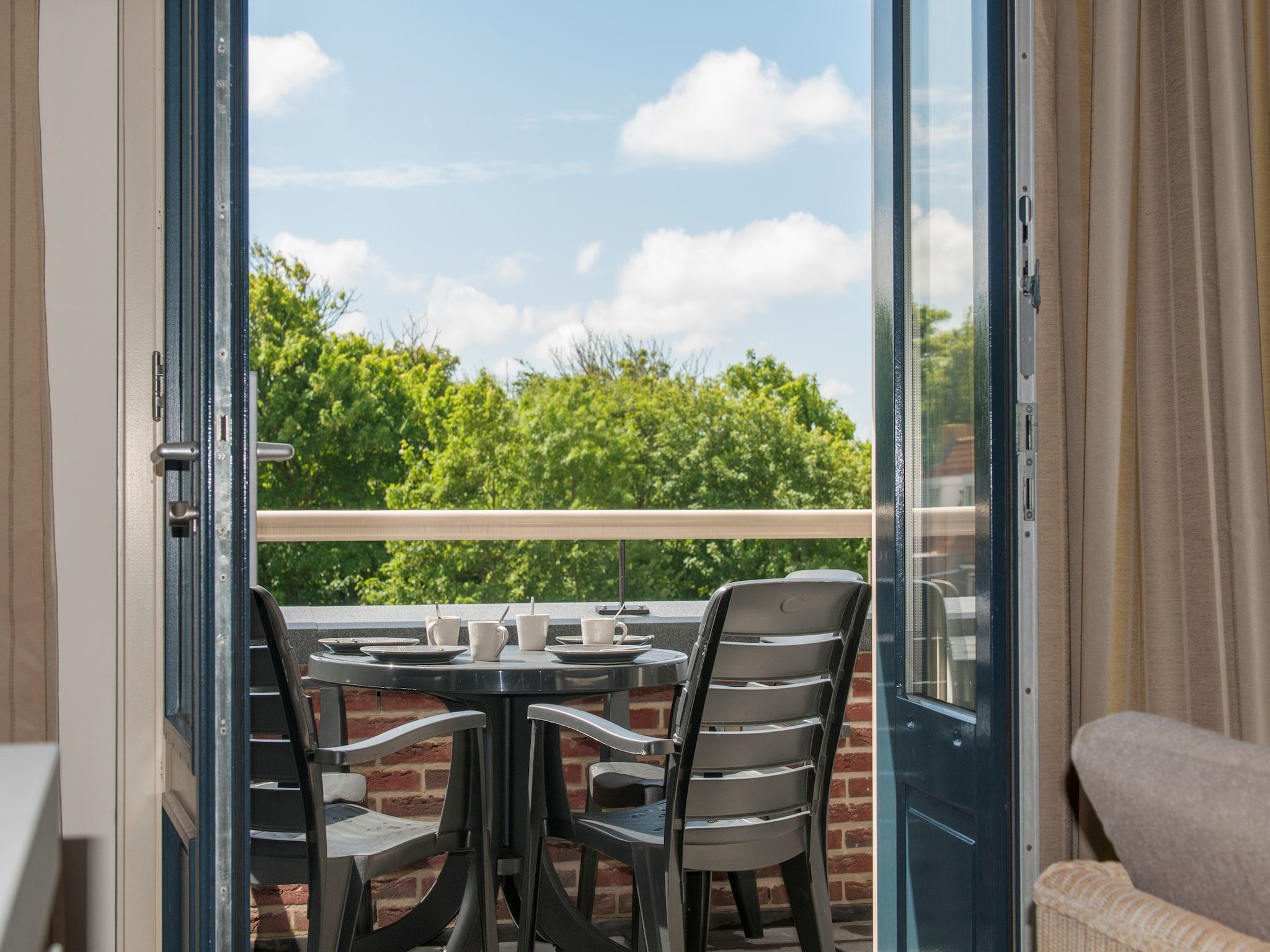 Het terras van Résidence Wijngaerde 2 in Domburg