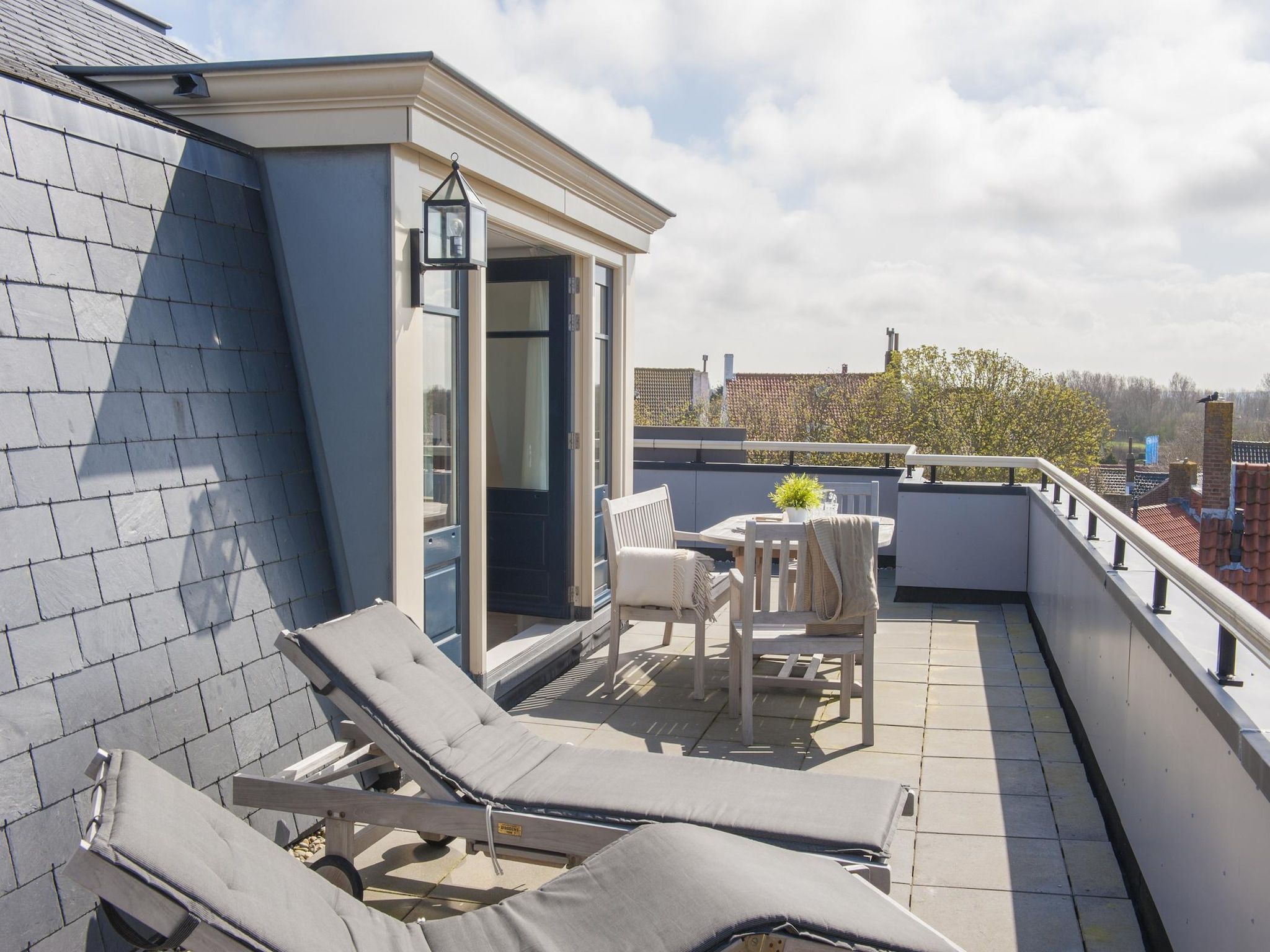 Het terras van Résidence Wijngaerde 10 in Domburg