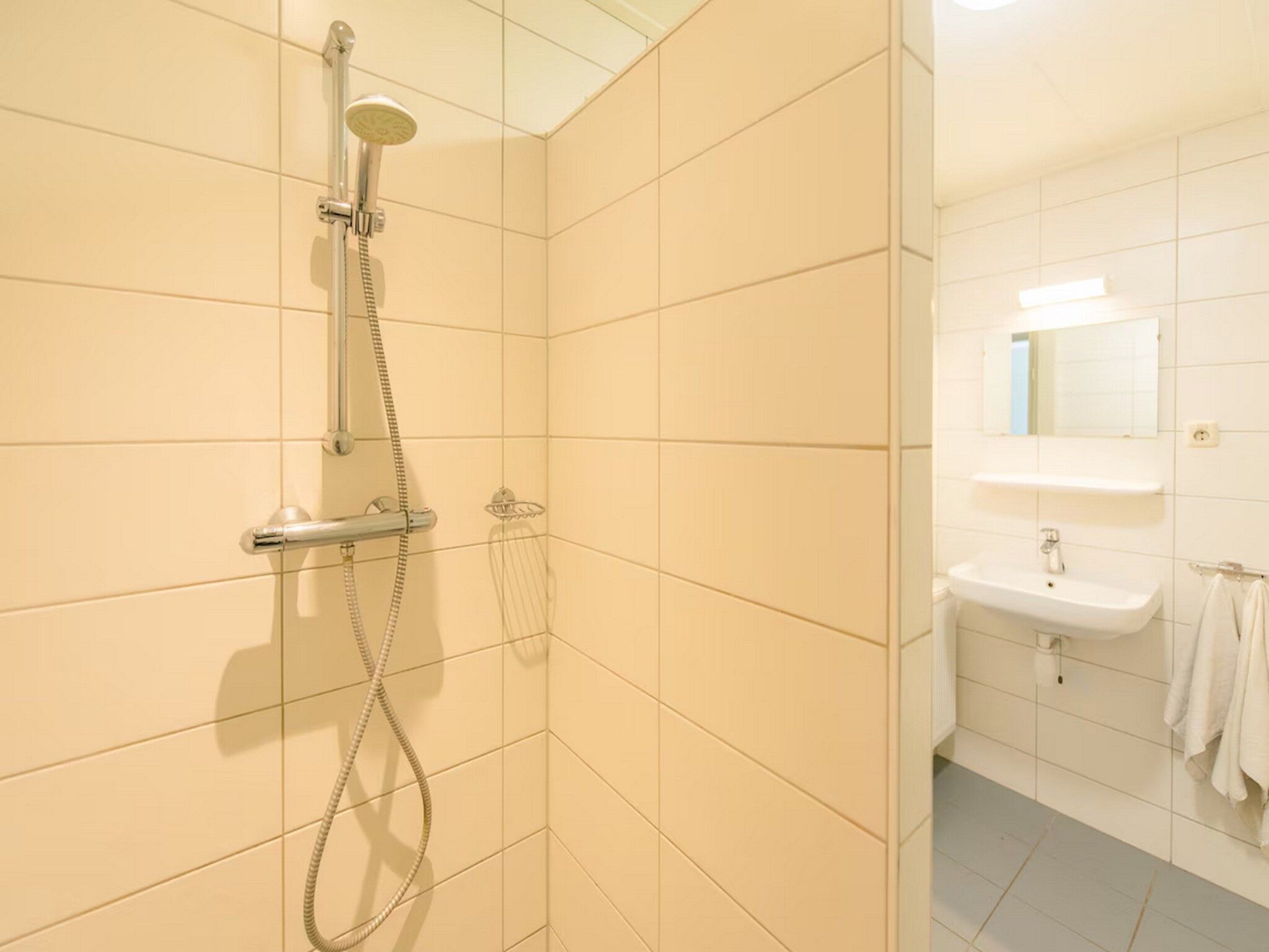 De badkamer van Vakantiepark Boomhiemke 1 in Hollum