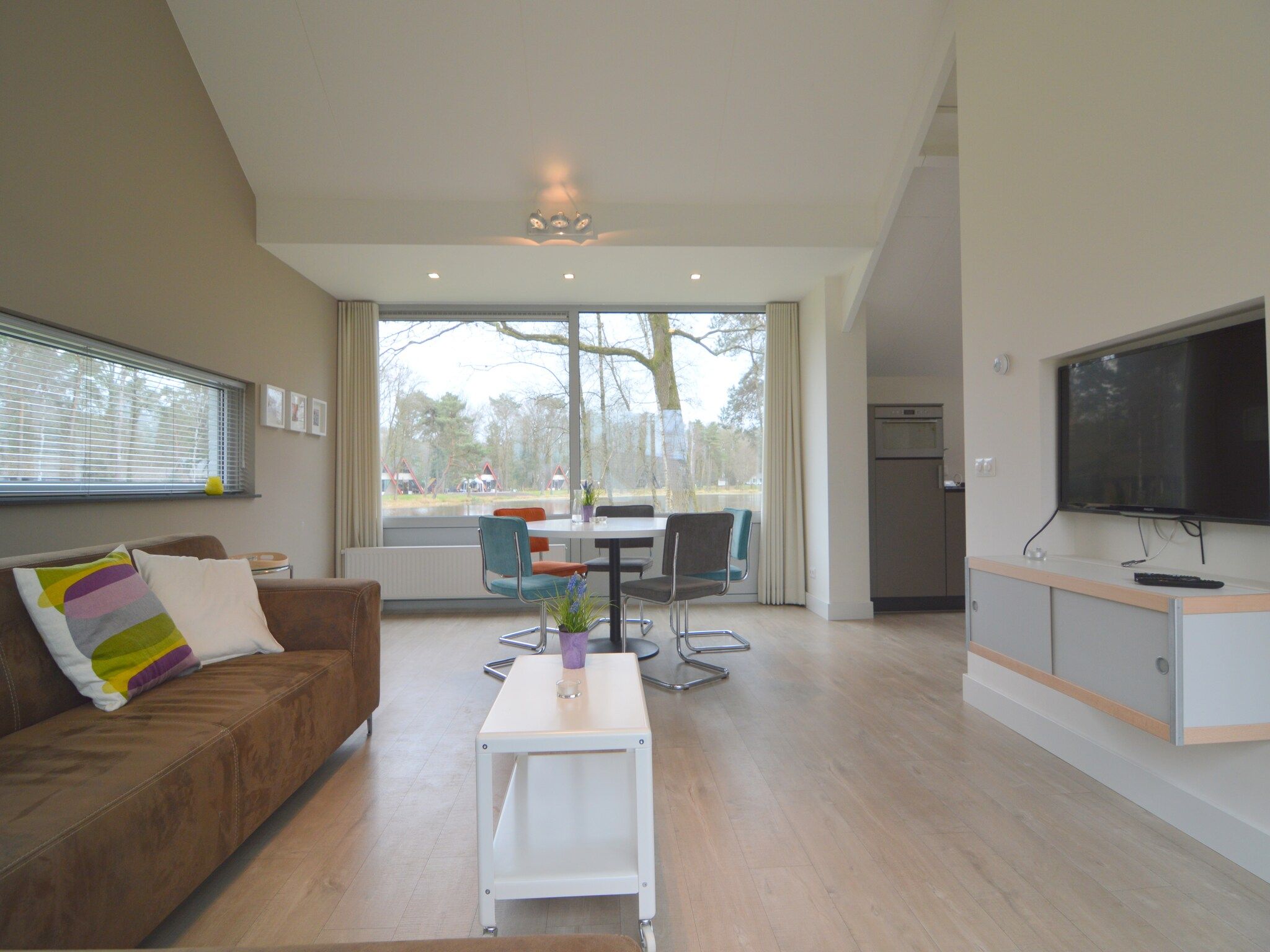 De eetkamer van Bungalow 4 in Stramproy