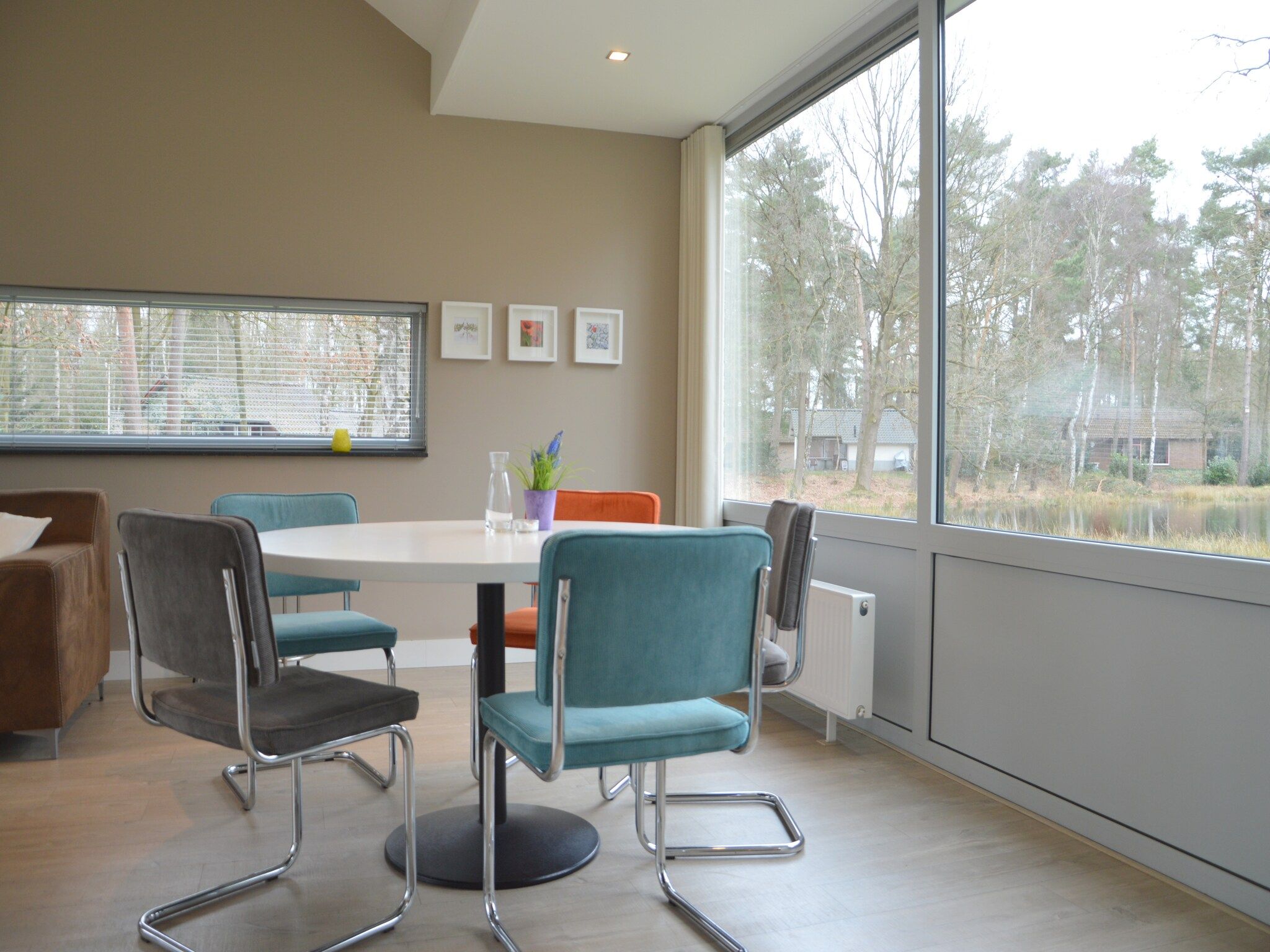 De eetkamer van Bungalow 4 in Stramproy
