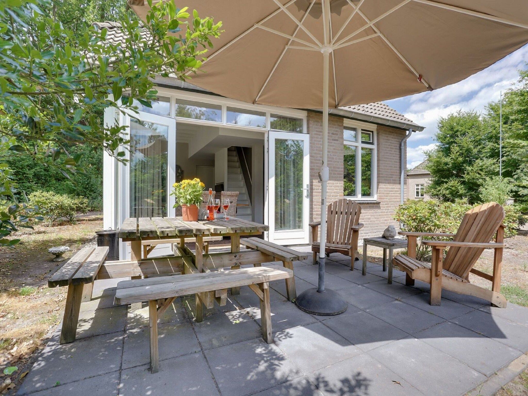 Het terras van Vakantiepark Sandberghe 1 in Uden