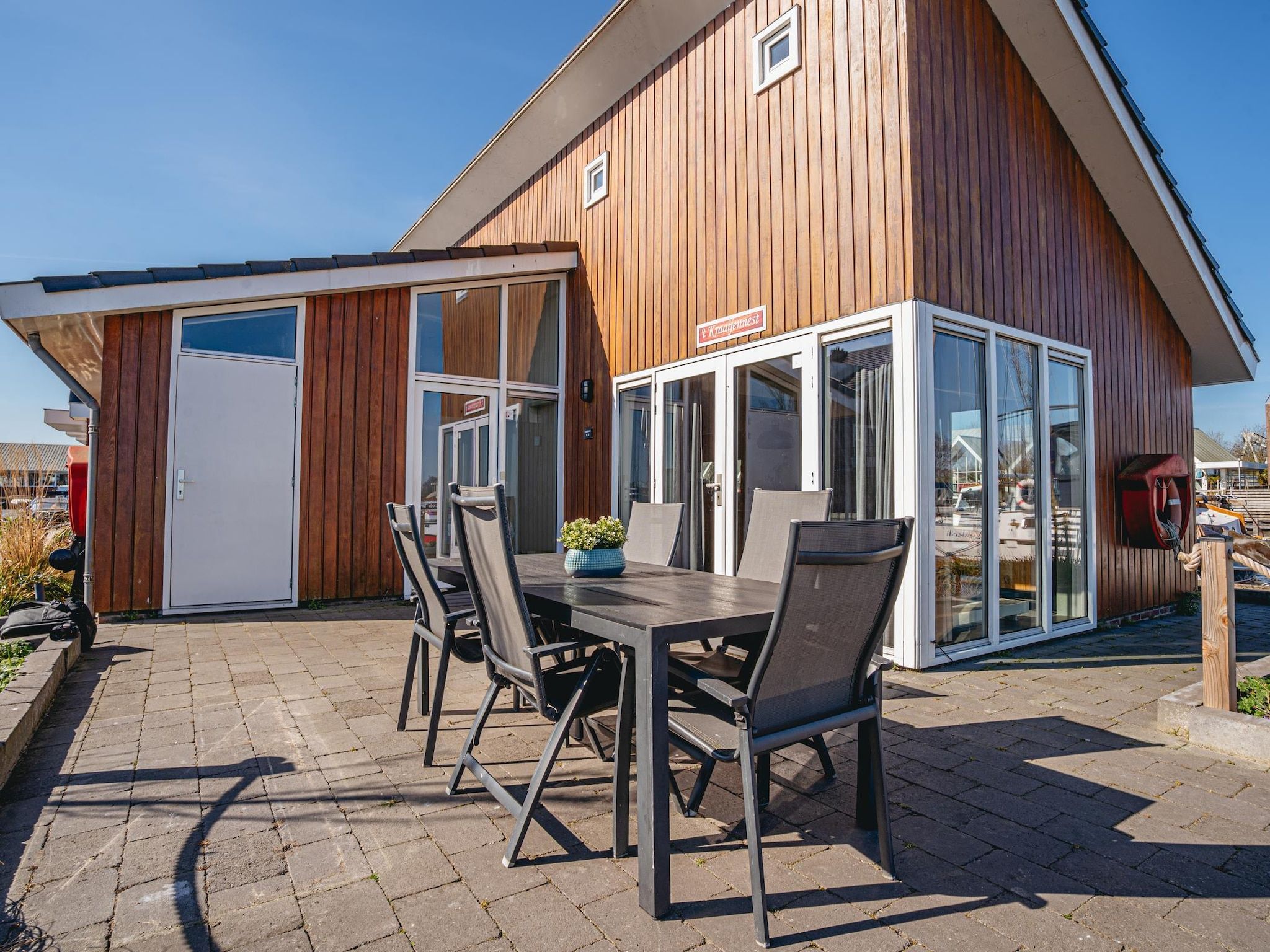 Het terras van Waterpark de Meerparel 2 in Uitgeest