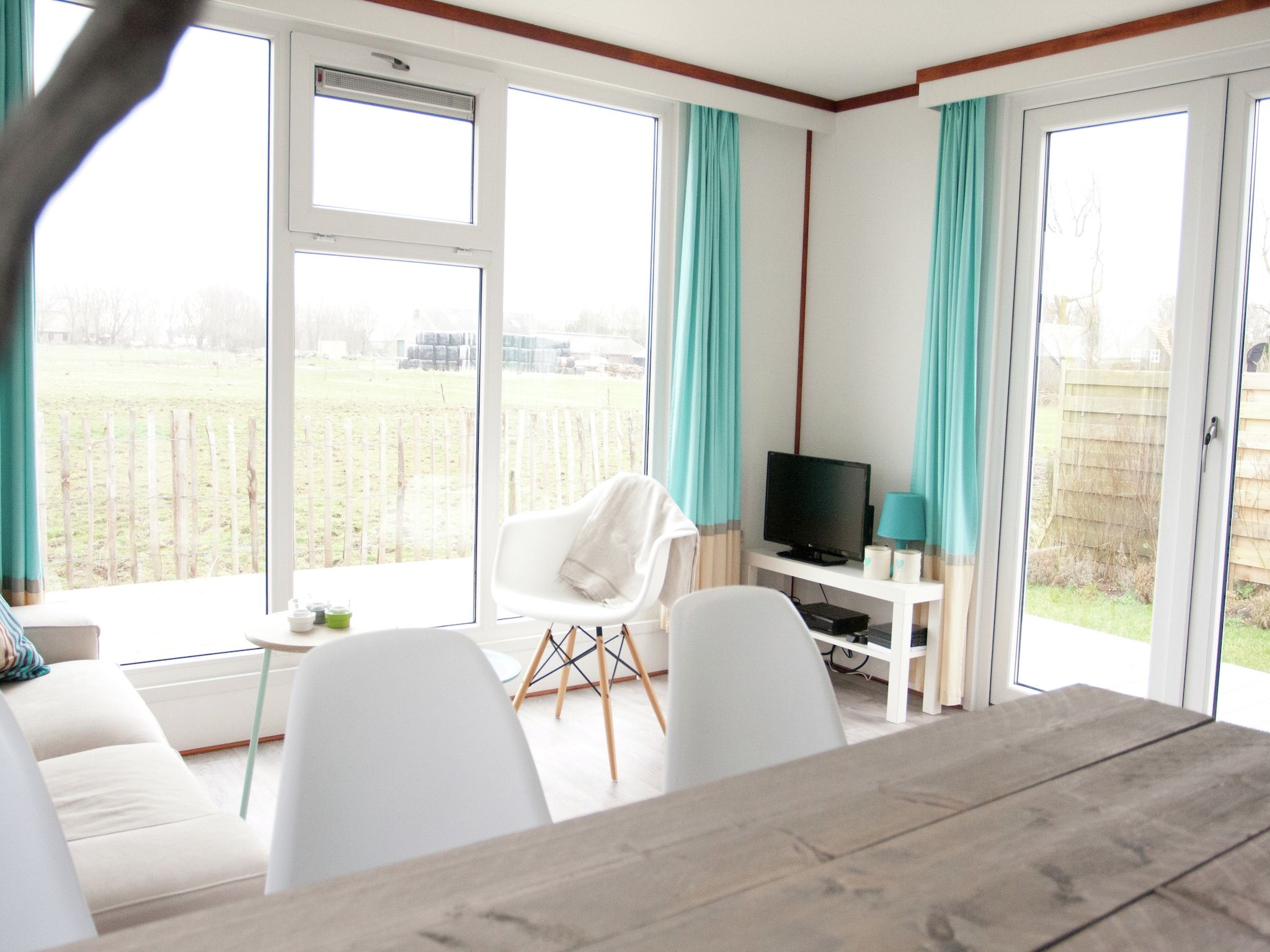 De woonkamer van Recreatiepark Wiringherlant - Wiringher Chalet 10 in Hippolytushoef