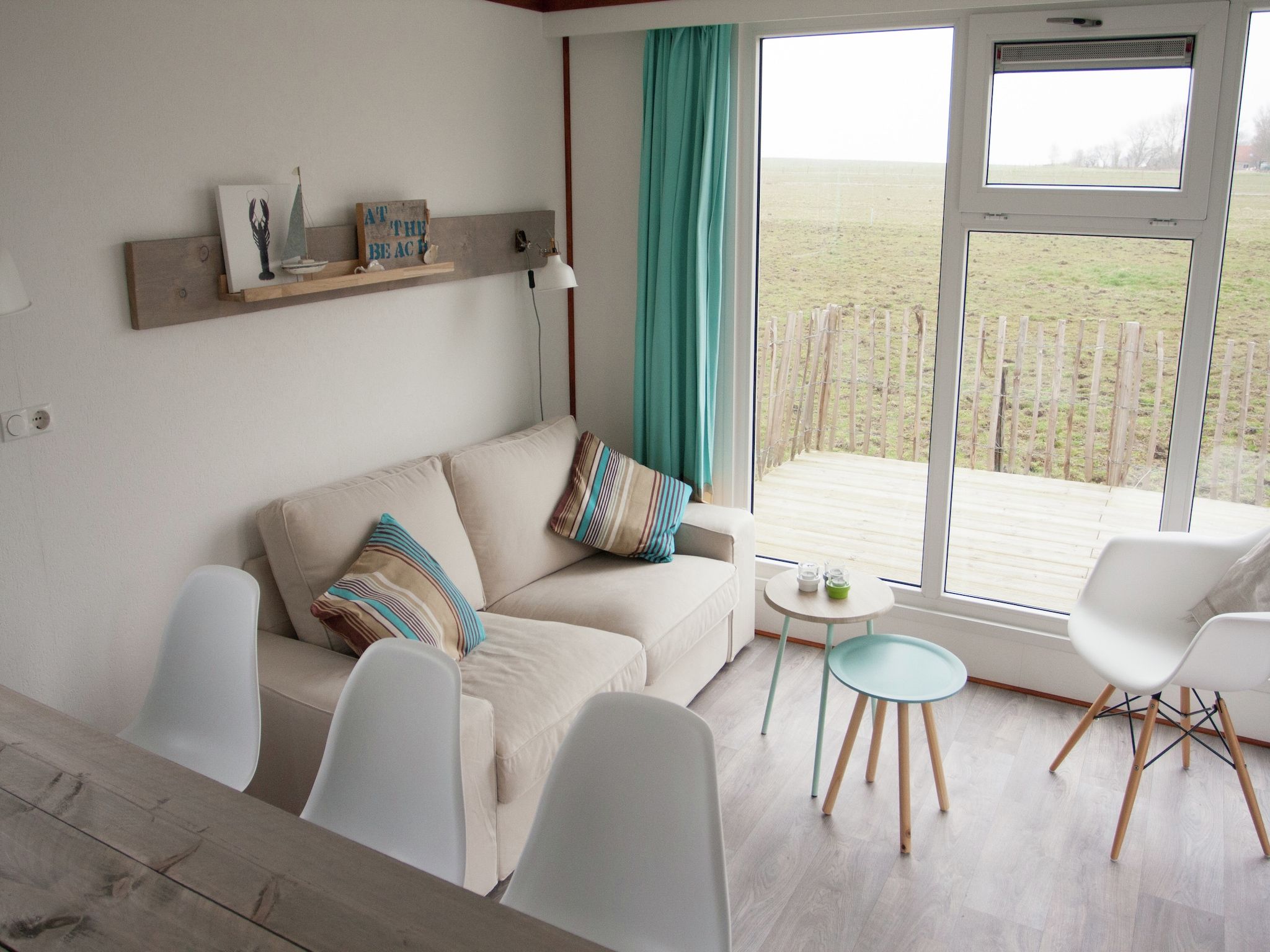 De woonkamer van Recreatiepark Wiringherlant - Wiringher Chalet 10 in Hippolytushoef