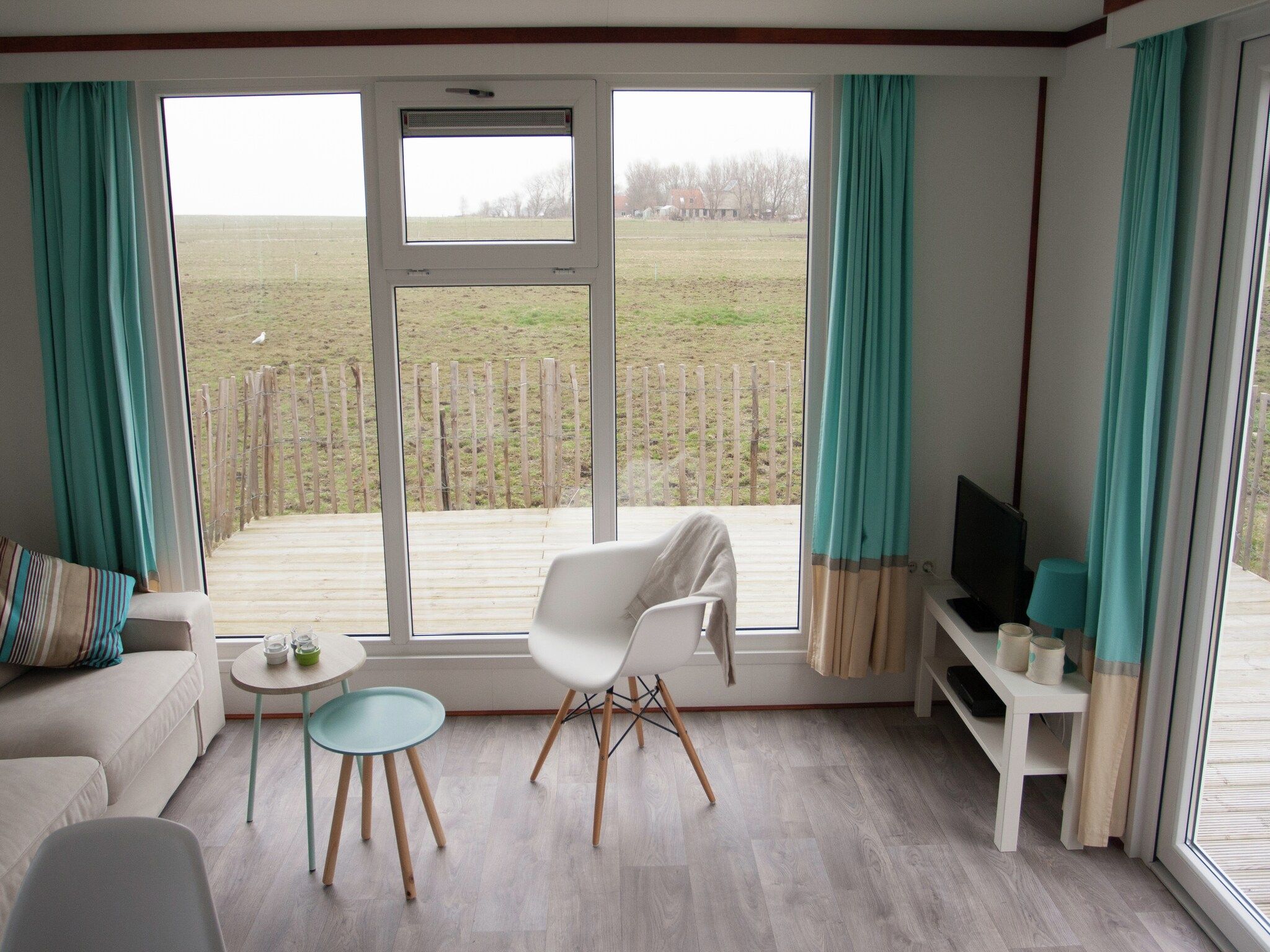 De woonkamer van Recreatiepark Wiringherlant - Wiringher Chalet 10 in Hippolytushoef