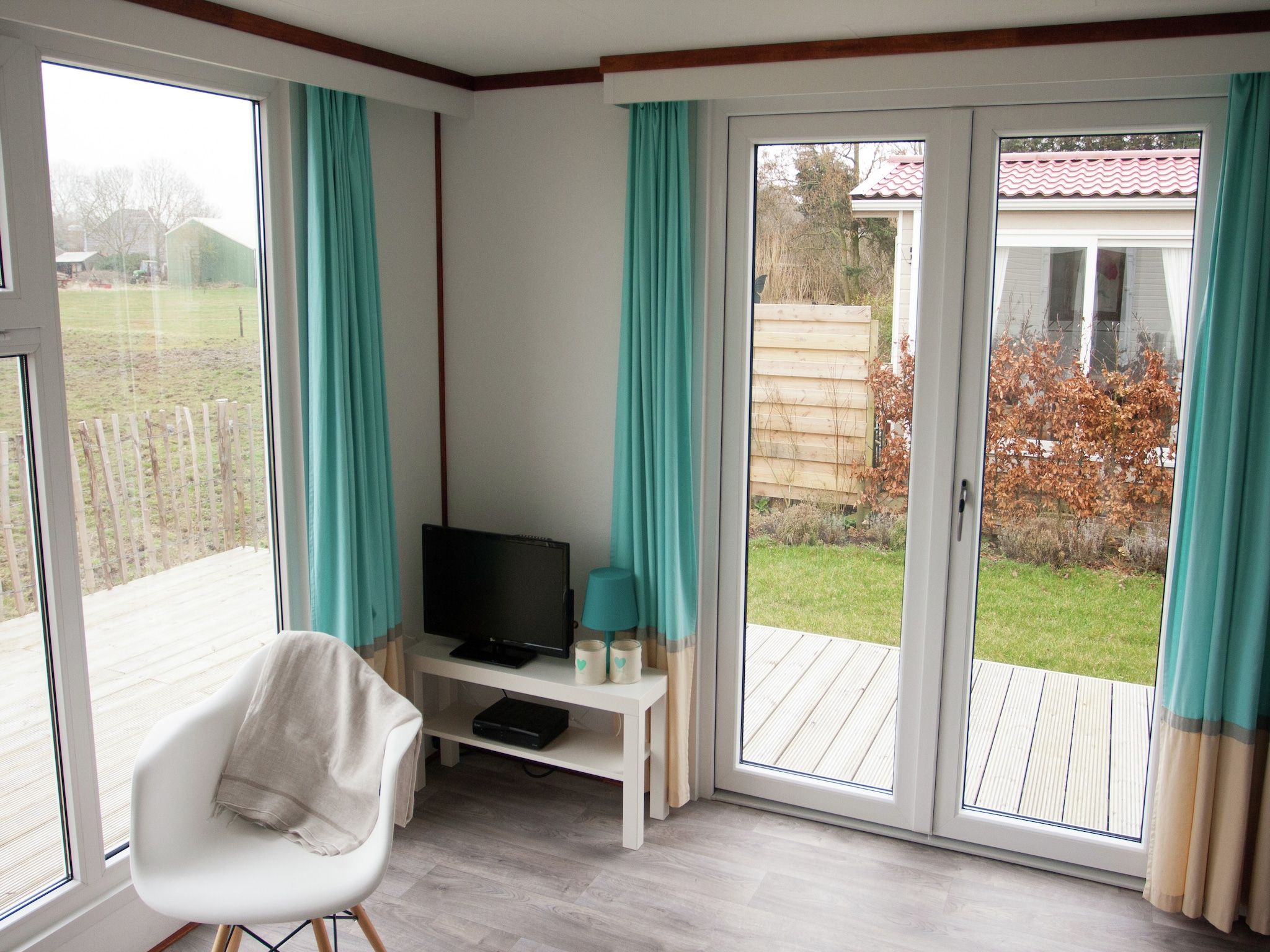 De woonkamer van Recreatiepark Wiringherlant - Wiringher Chalet 10 in Hippolytushoef