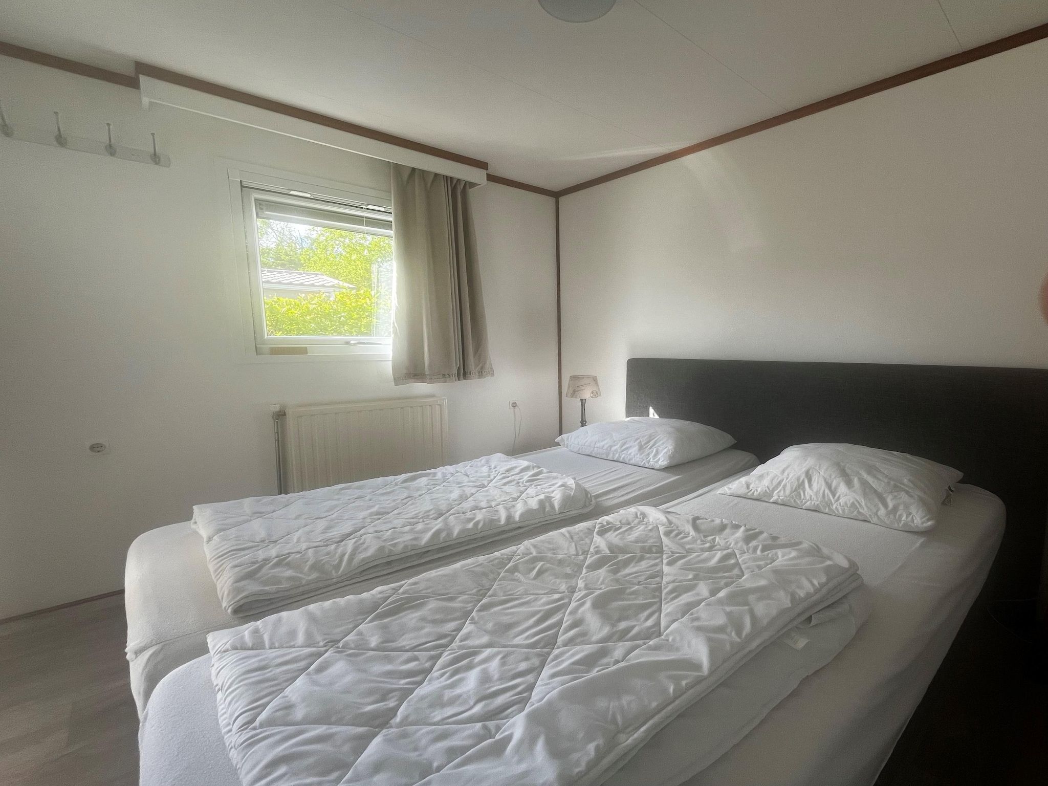 Een slaapkamer van Recreatiepark Wiringherlant - Wiringher Chalet 10 in Hippolytushoef