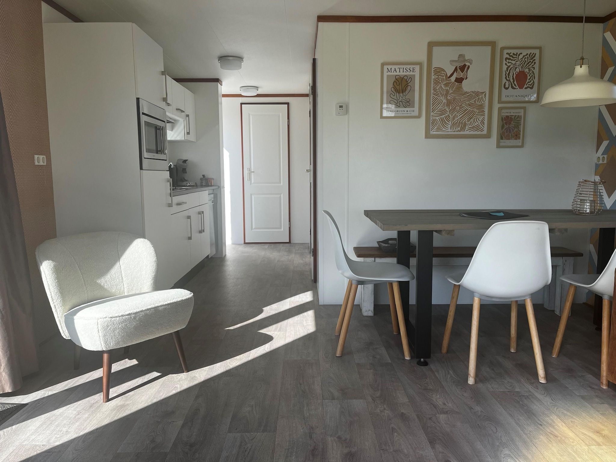 De eetkamer van Recreatiepark Wiringherlant - Wiringher Chalet 10 in Hippolytushoef