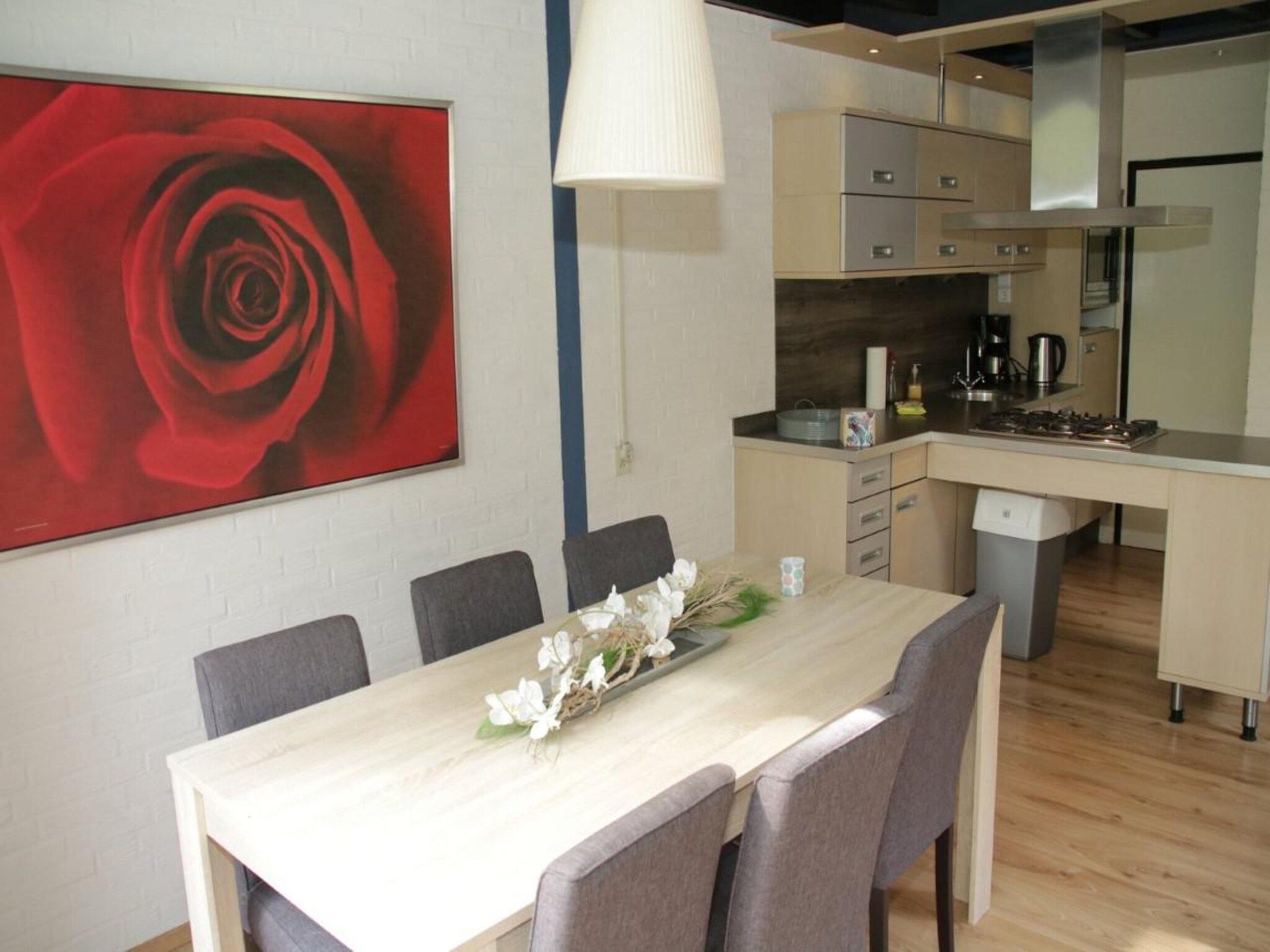 De eetkamer van Anjer Bungalow 61 in Stramproy