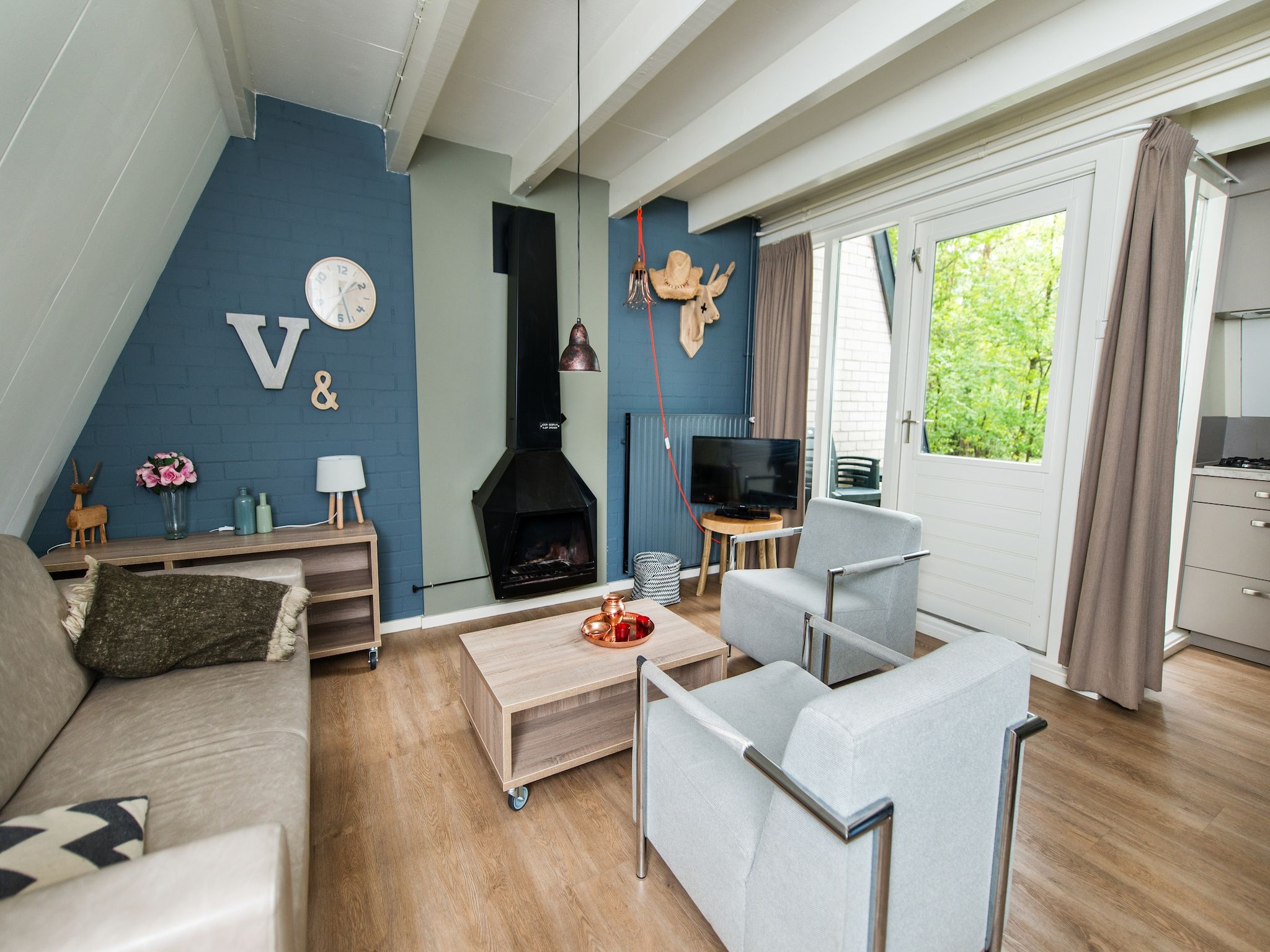 De woonkamer van Bungalowpark Hoenderloo 5 in Hoenderloo