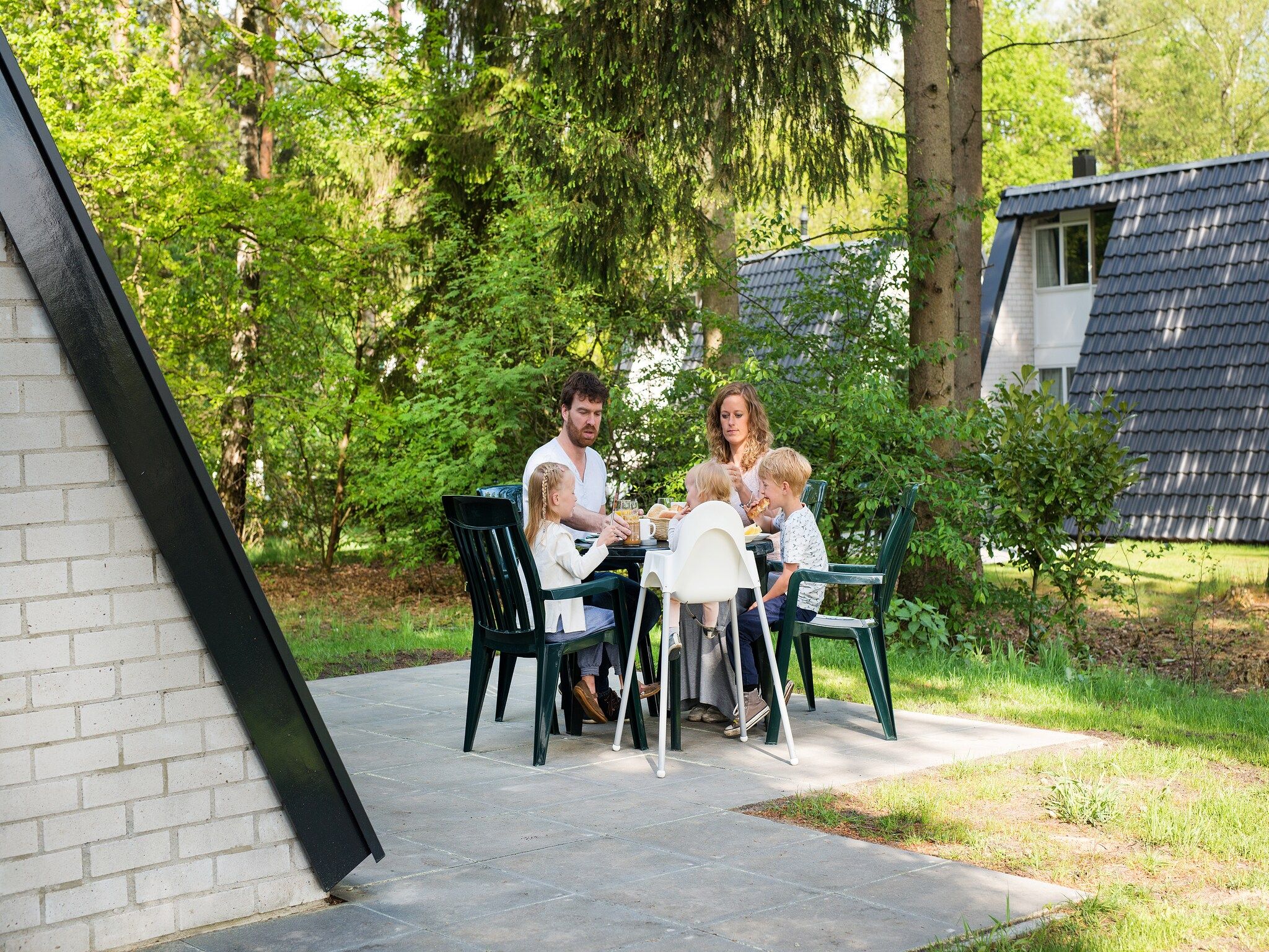 Het terras van Bungalowpark Hoenderloo 5 in Hoenderloo