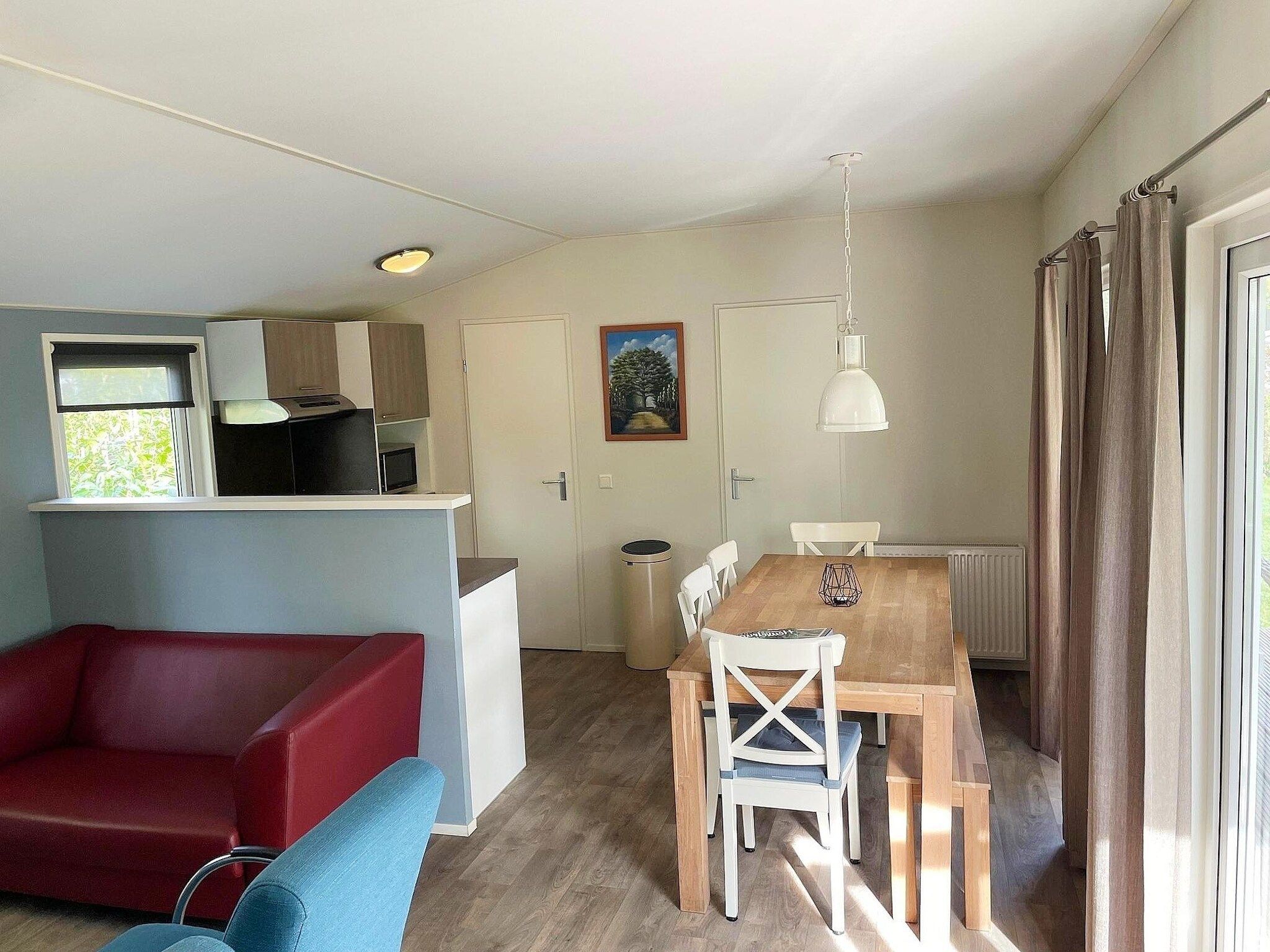 De eetkamer van Vakantiepark de Tabaksschuur 2 in Elst