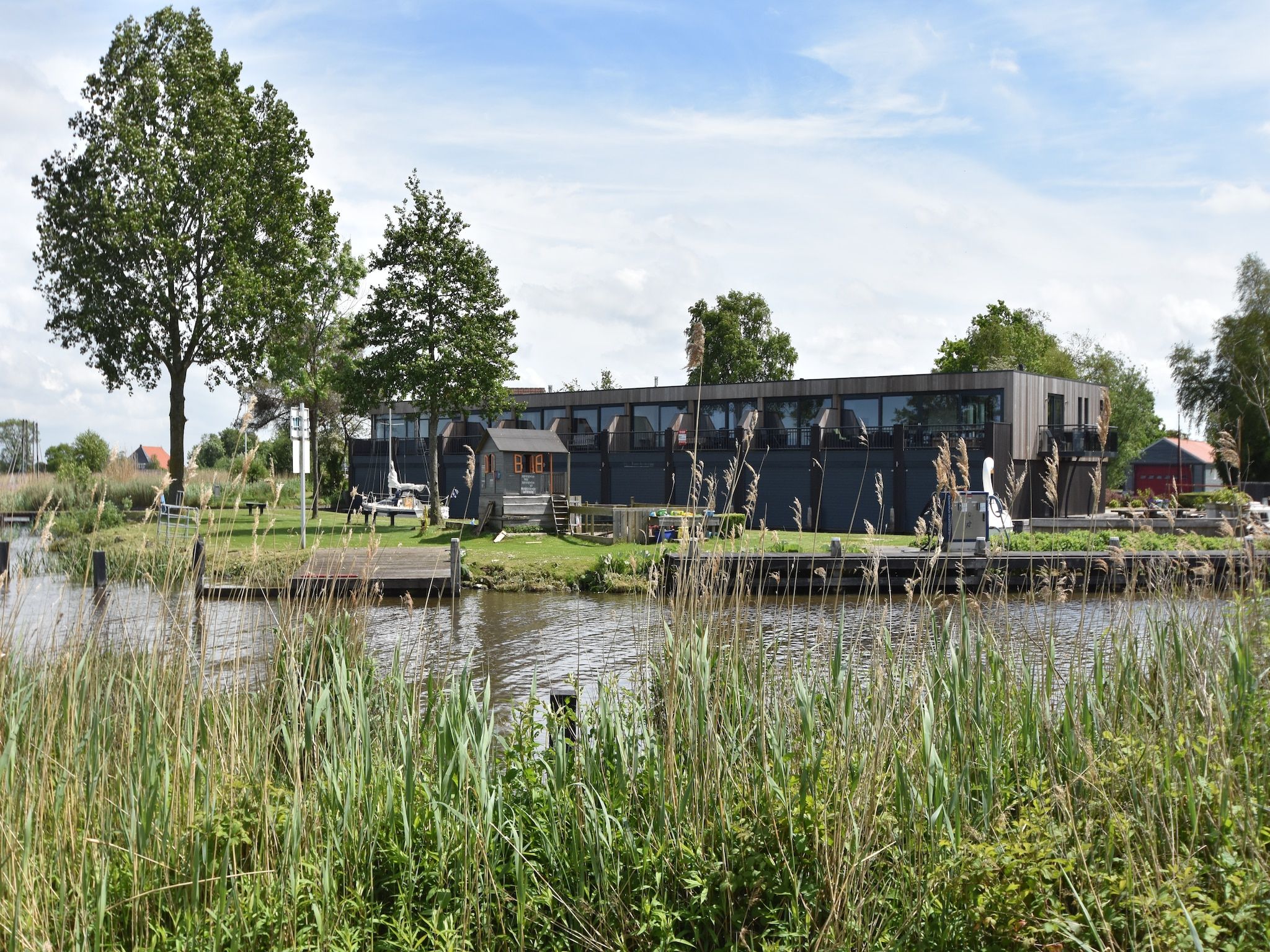 De buitenkant van Aan de Friese Meren in Langweer