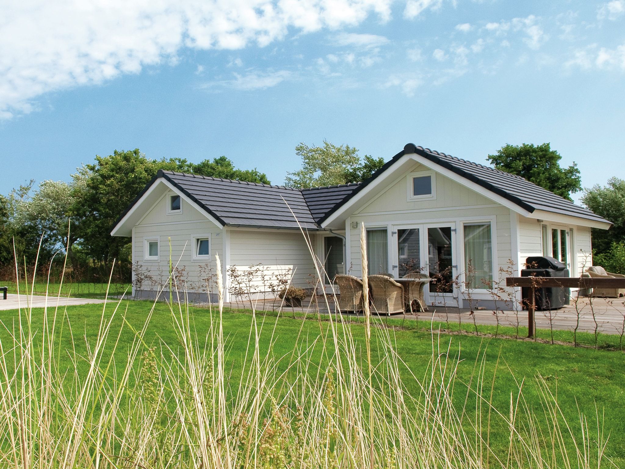 De buitenkant van Vakantiepark Boomhiemke 5 in Hollum-Ameland